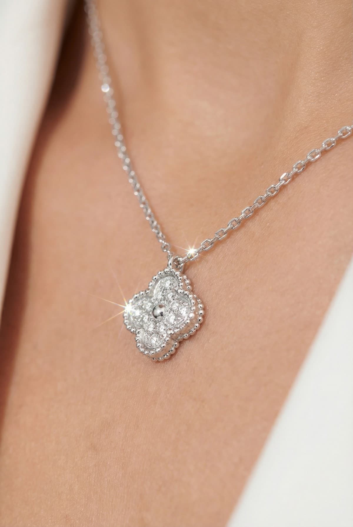 Золотая подвеска с бриллиантами Van Cleef Sweet Alhambra