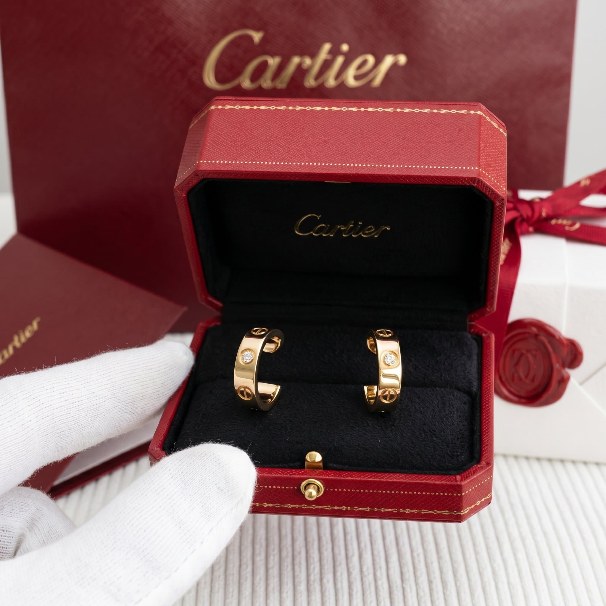 Золотые серьги-кольца Cartier Love с бриллиантами, классическая модель, 2 бриллианта, Жёлтое золото