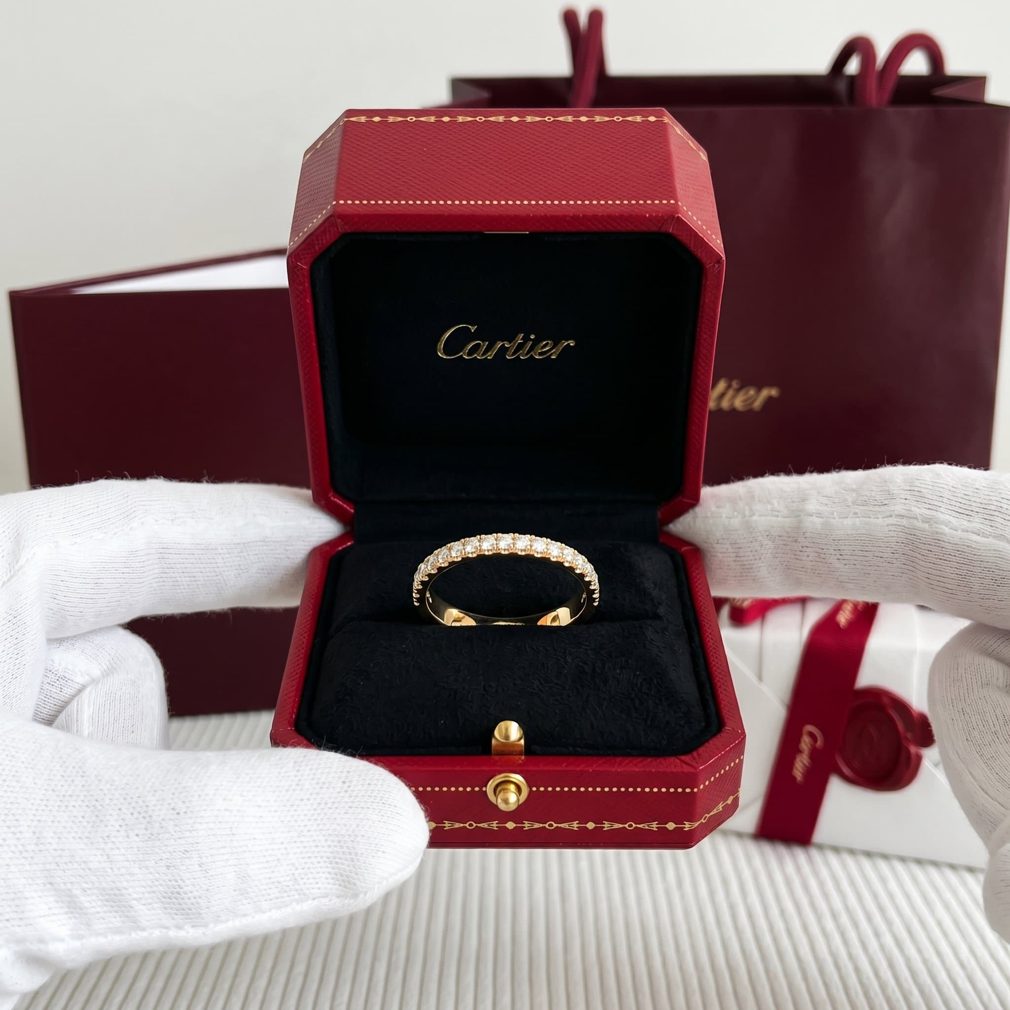 Золотое обручальное кольцо Cartier Étincelle с бриллиантами, ширина 1,5 мм, паве — фото 3
