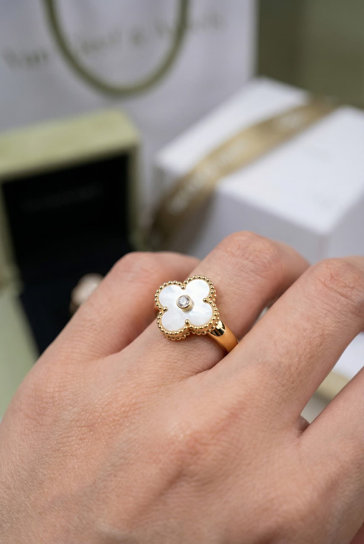 Van Cleef & Arpels Золотое кольцо с бриллиантами Van Cleef Vintage Alhambra