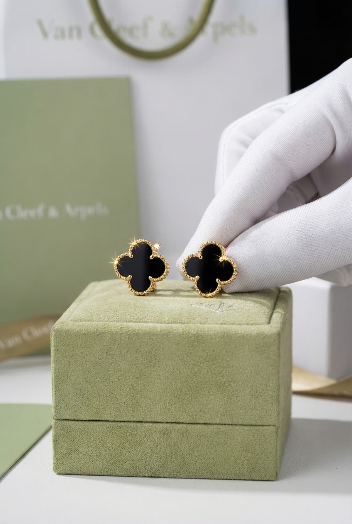 Van Cleef & Arpels Золотые серьги Van Cleef Vintage Alhambra с ониксом