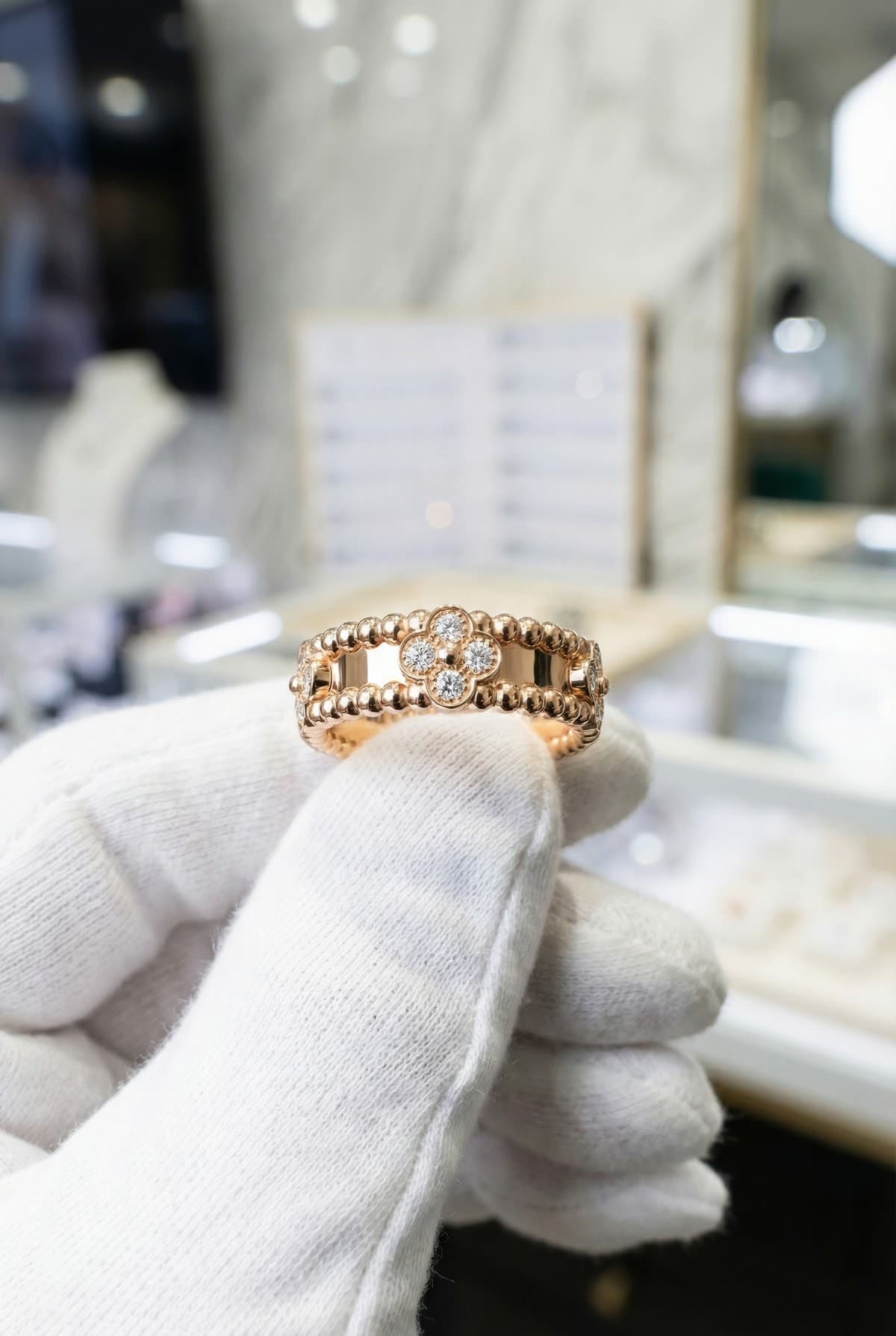Van Cleef & Arpels Золотое кольцо с бриллиантами Van Cleef Perlée
