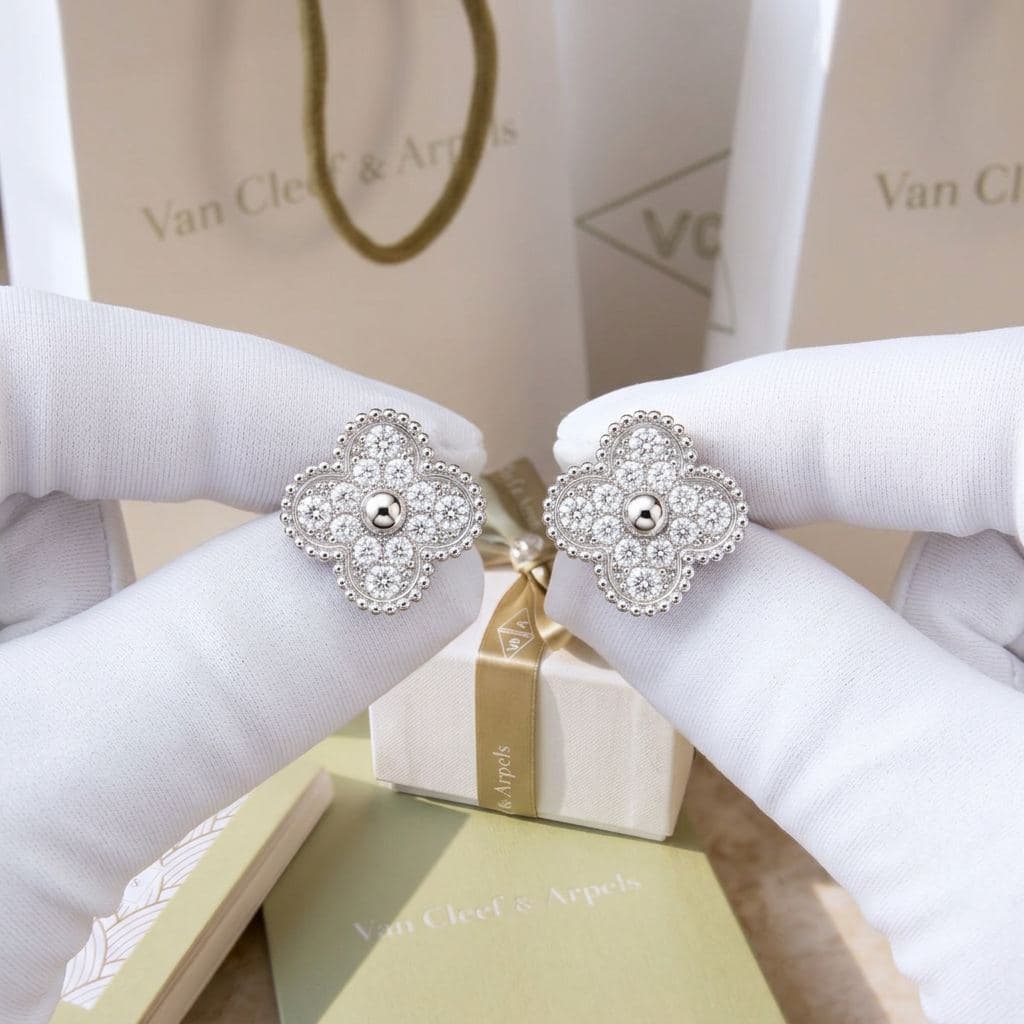 Серьги Van Cleef & Arpels Vintage Alhambra с бриллиантами — фото 3
