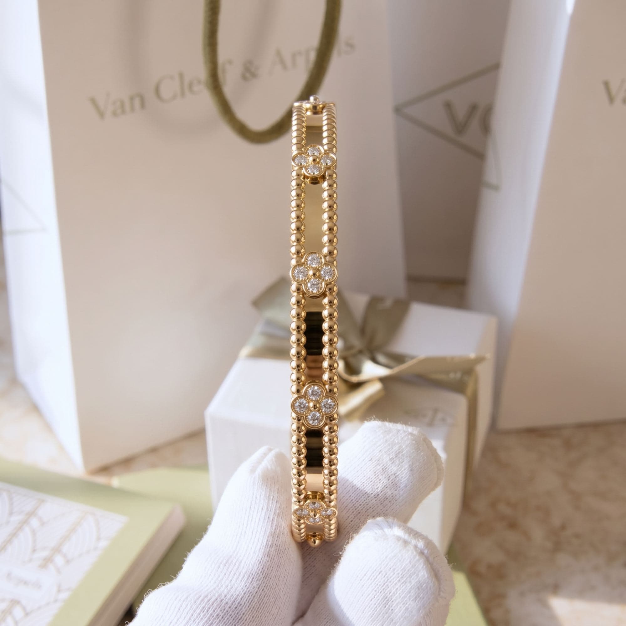 Браслет Van Cleef & Arpels Perlée sweet clovers, extra small model — фото 8