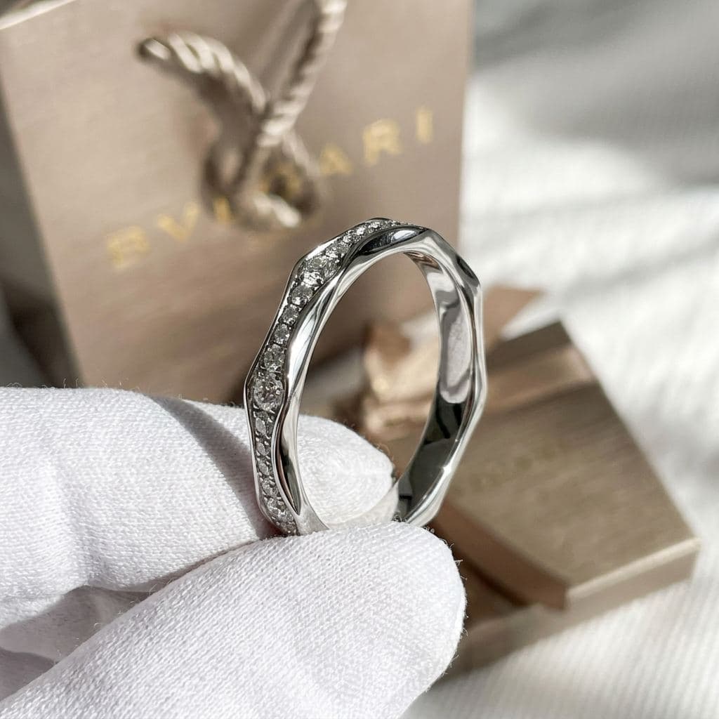 Кольцо Bulgari Infinito Wedding Band из платины с бриллиантами, Белое золото