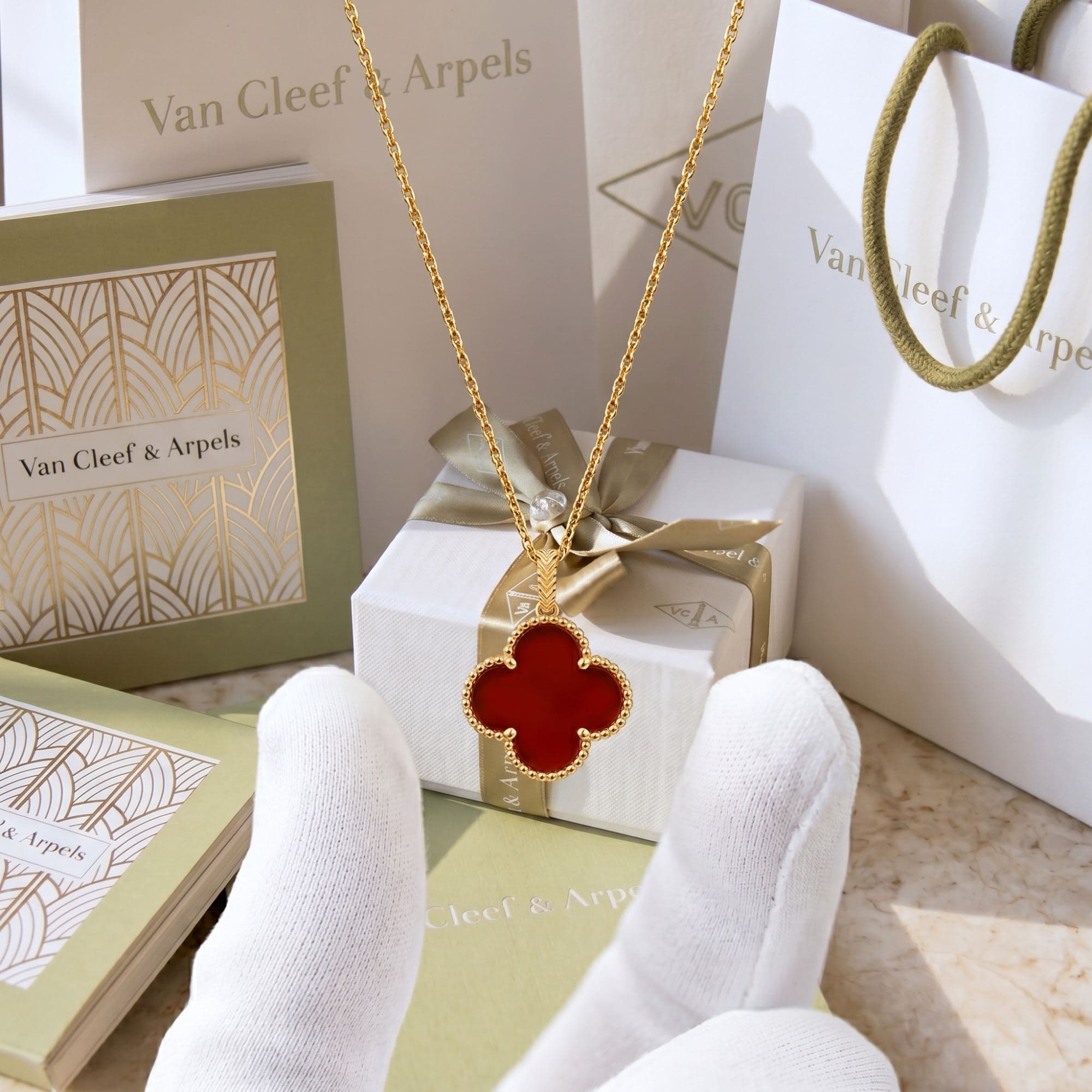Колье Van Cleef & Arpels Magic Alhambra, 1 мотив — фото 2