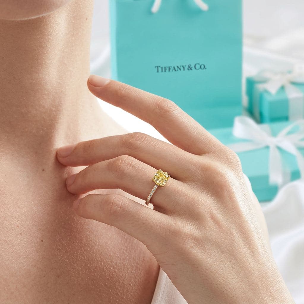 Tiffany True кольцо с жёлтым бриллиантом кушон и бриллиантовой дорожкой — фото 4