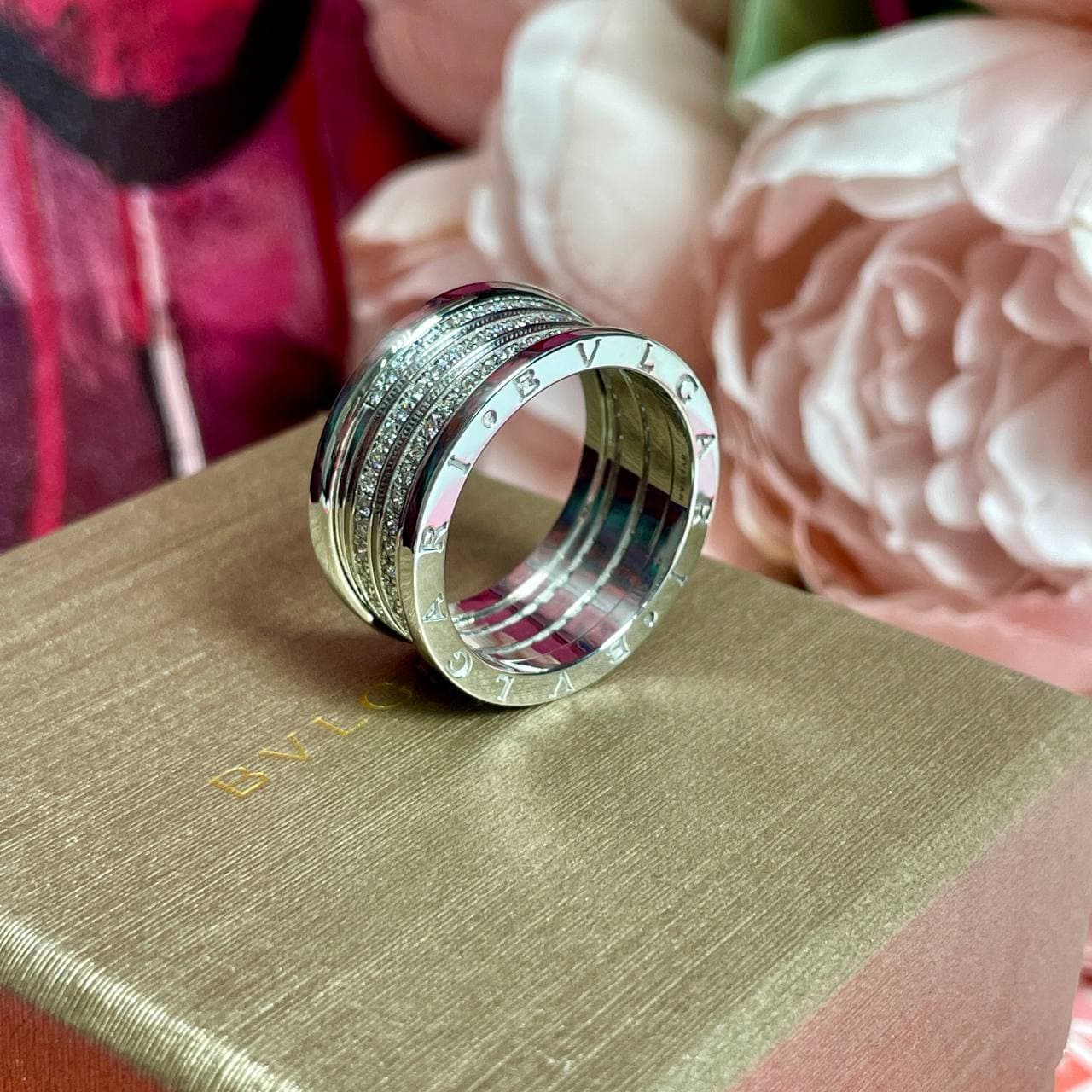 Кольцо Bulgari B.Zero1 3 ряда с бриллиантами (белое золото 585) — фото 3