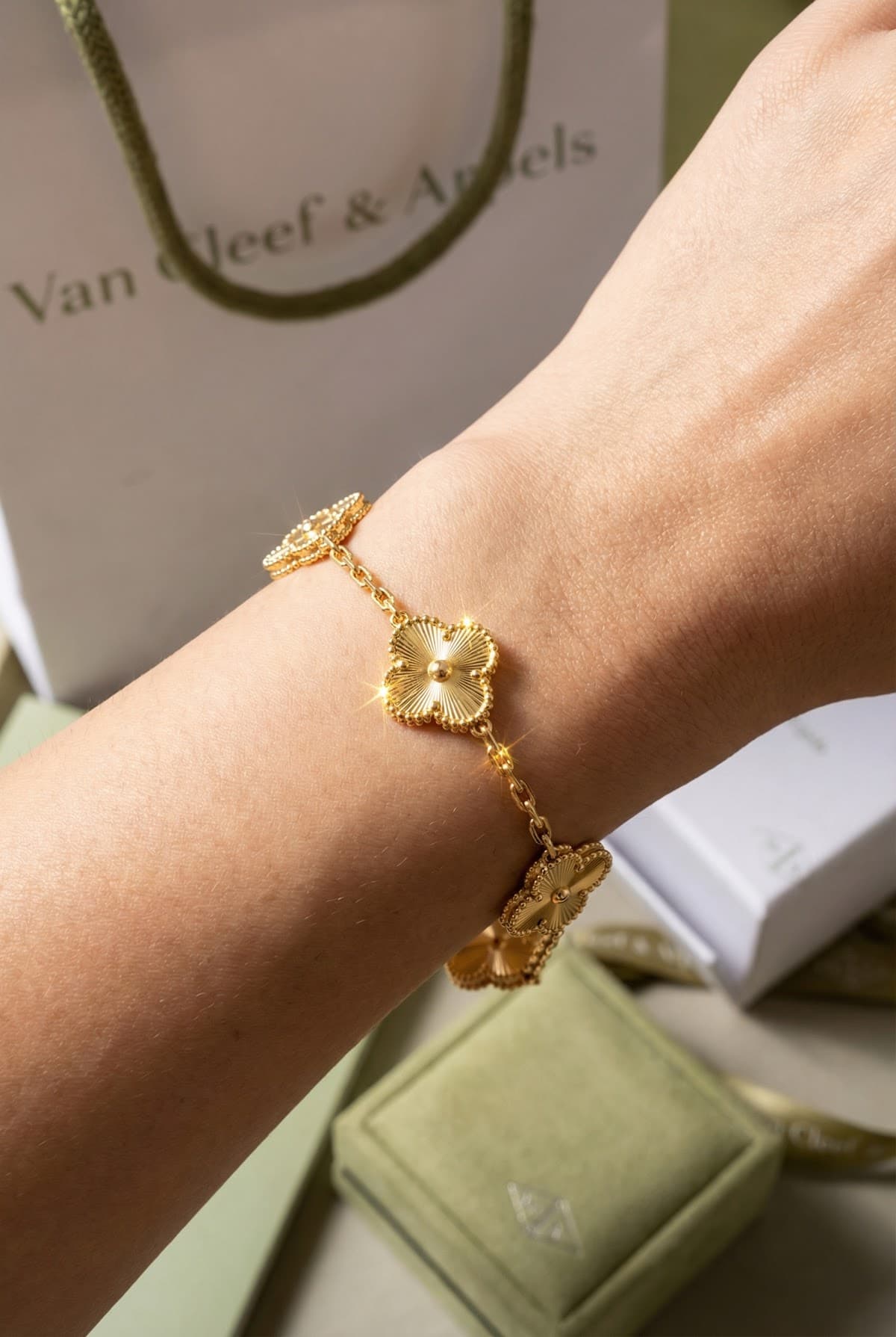Золотой браслет Van Cleef Vintage Alhambra, 5 мотивов — фото 3