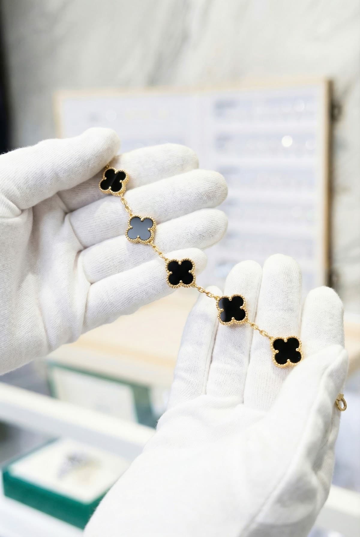 Золотой браслет с бриллиантами Van Cleef Vintage Alhambra, оникс