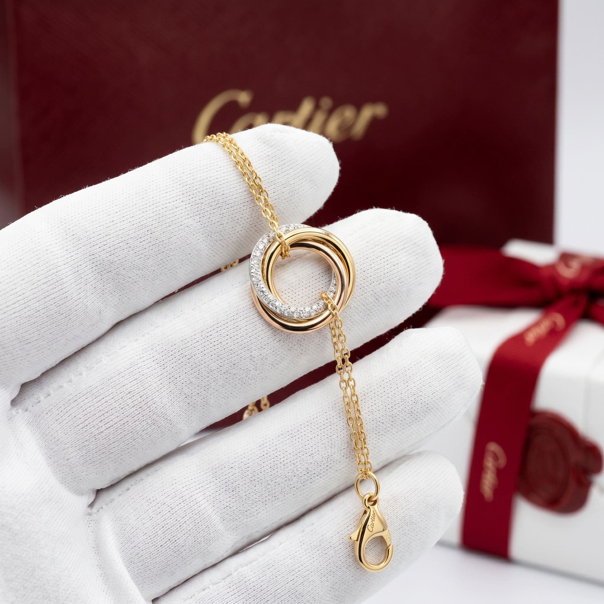 Золотой браслет Cartier Trinity с бриллиантами, на цепочке — фото 2