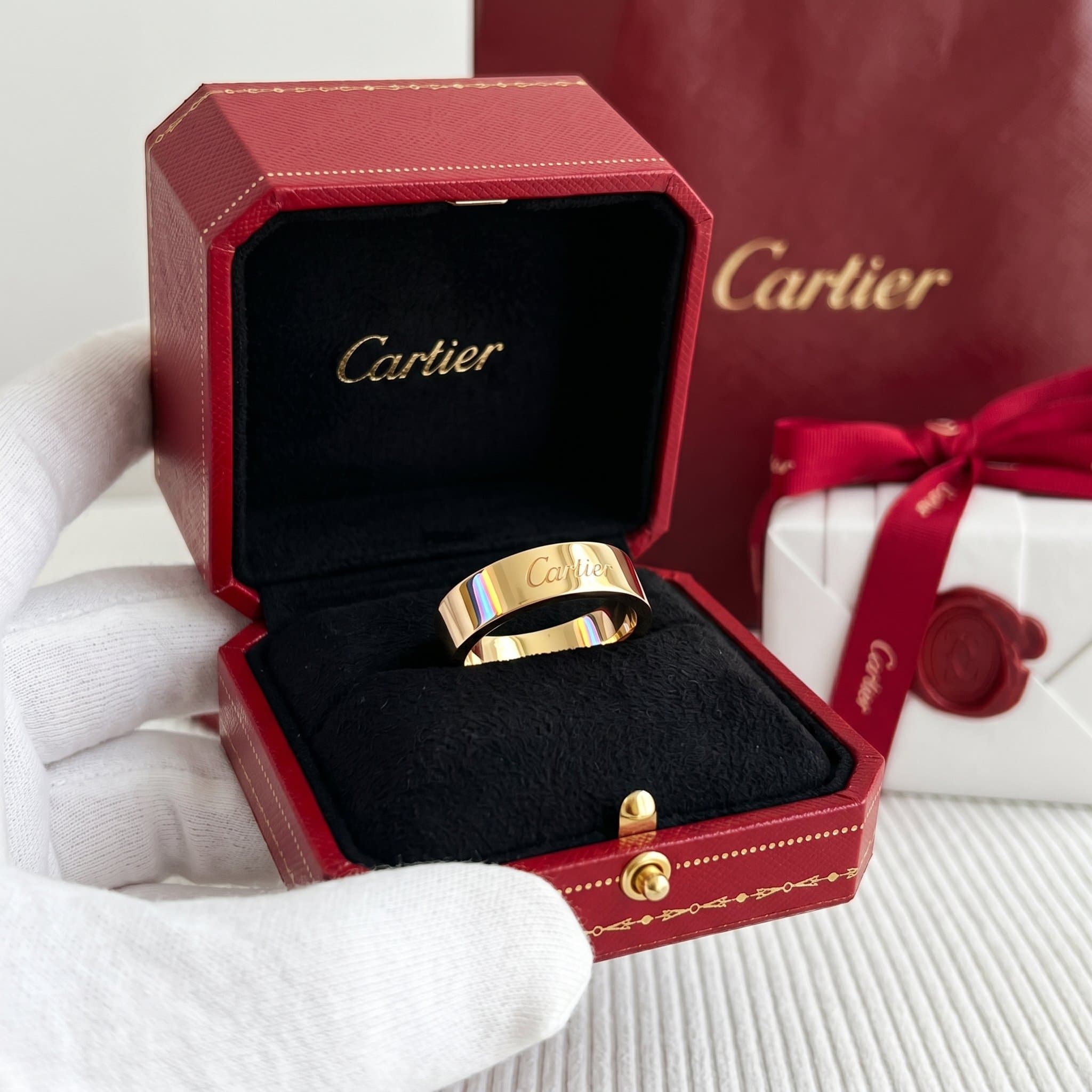 Золотое обручальное кольцо Cartier C de Cartier, ширина 5 мм