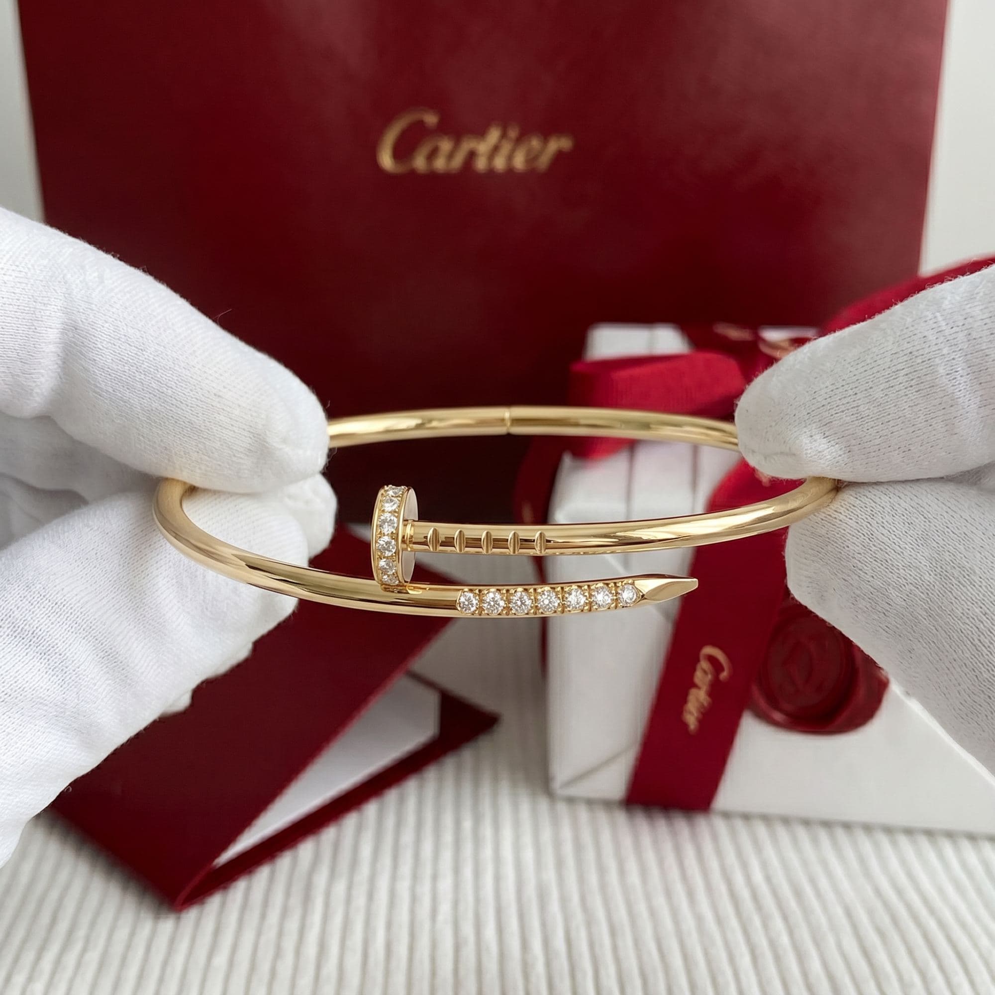 Золотой браслет Cartier Juste un Clou (гвоздь) с бриллиантами, малая модель, обратная закрепка, Жёлтое золото