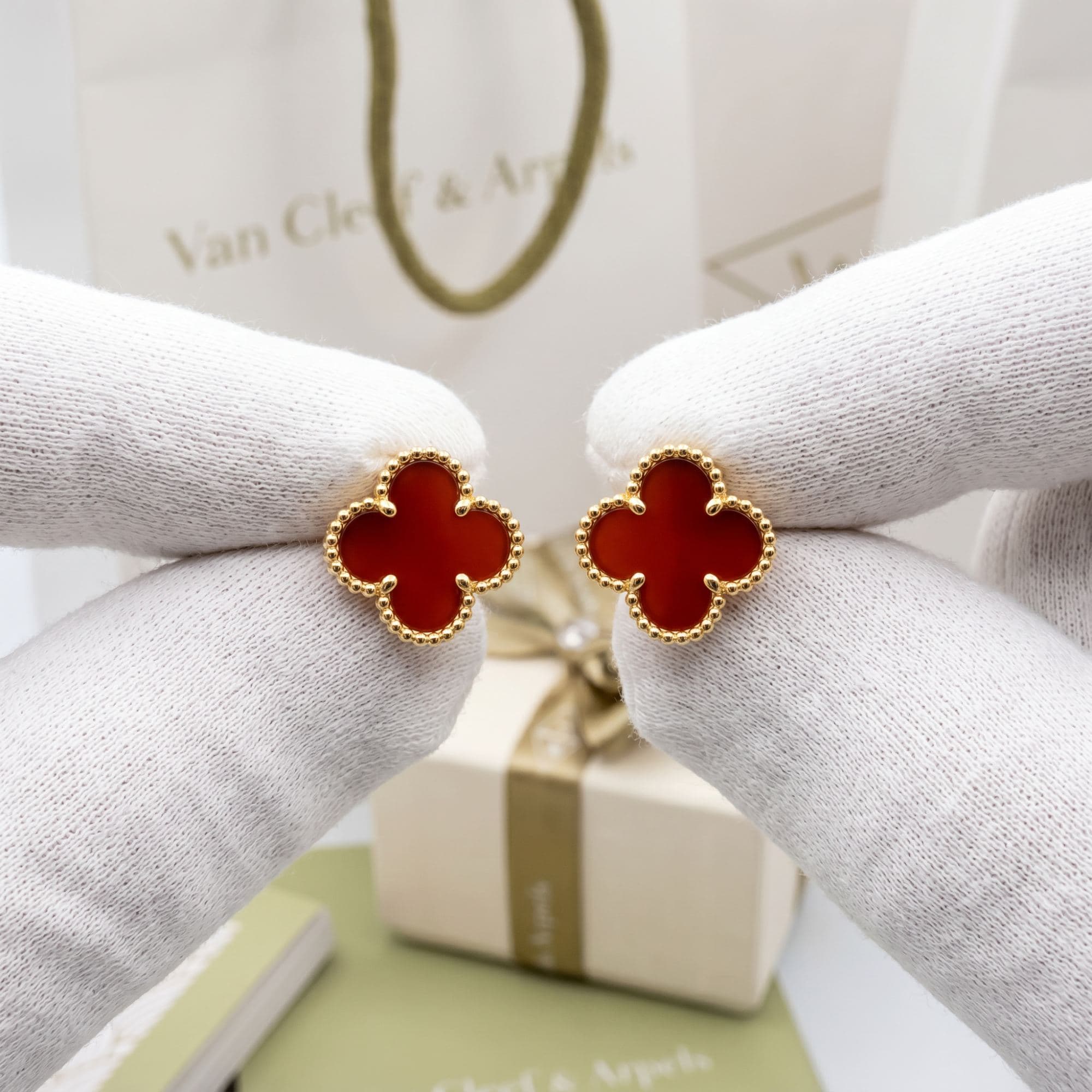 Серьги Van Cleef & Arpels Vintage Alhambra, желтое золото, сердолик, Жёлтое золото