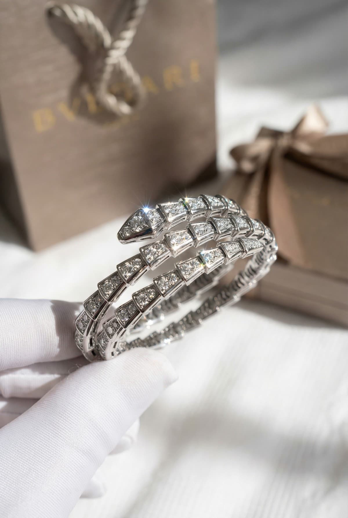Золотой браслет с бриллиантами Bulgari Serpenti Viper
