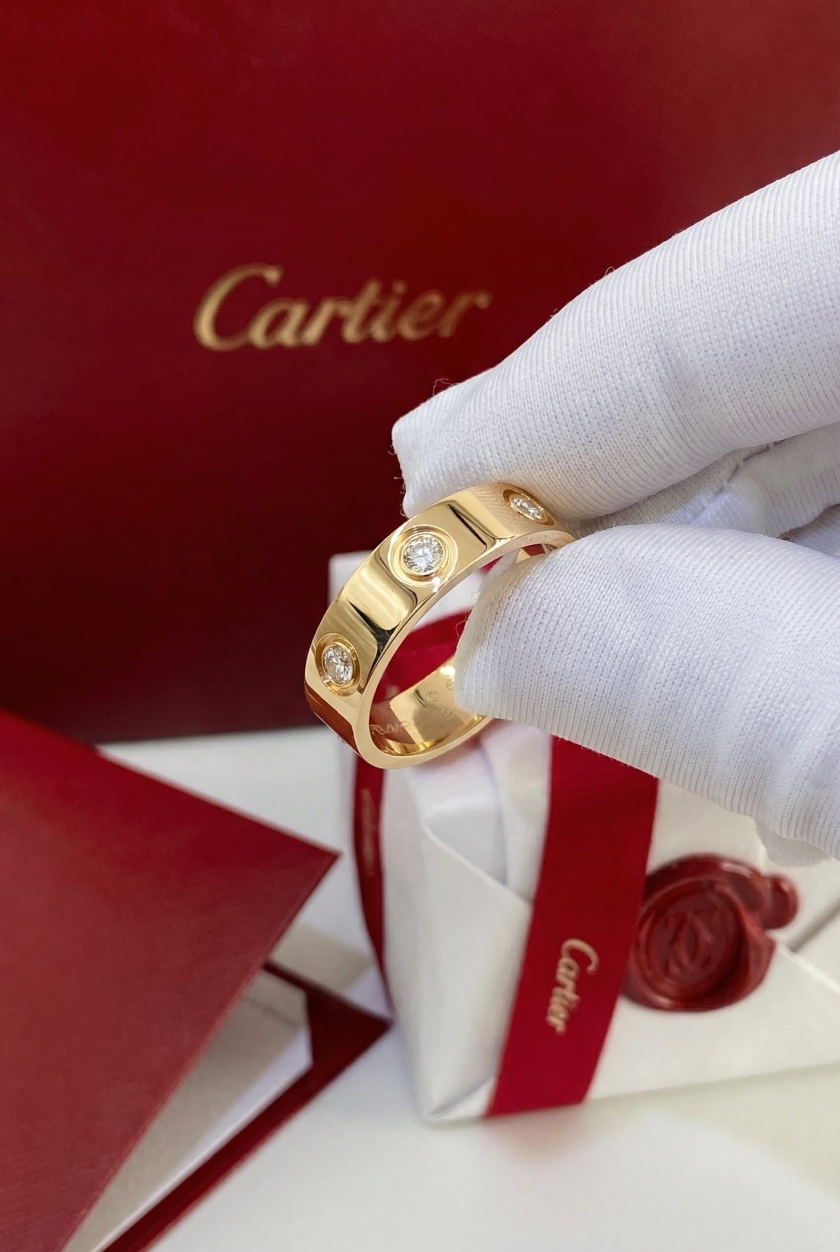 Золотое кольцо Cartier Love с бриллиантами