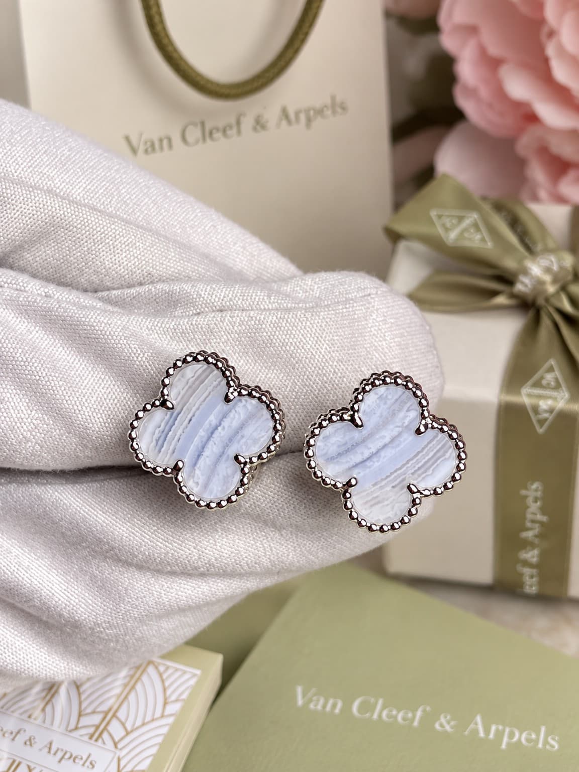 Van Cleef & Arpels Серьги Van Cleef с халцедоном