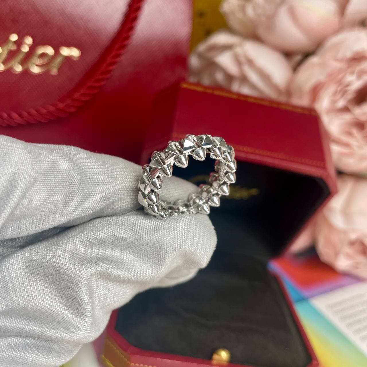 Кольцо Cartier Clash средняя модель 8 мм (белое золото 585) — фото 4