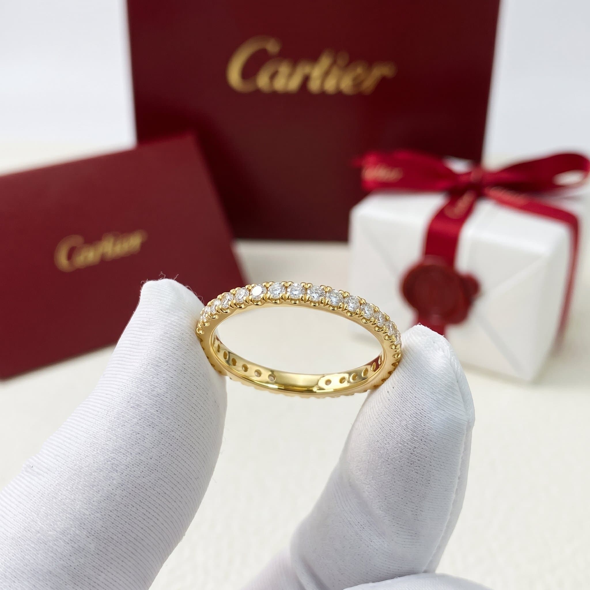 Золотое обручальное кольцо Cartier Étincelle с бриллиантами, ширина 1,5 мм, паве
