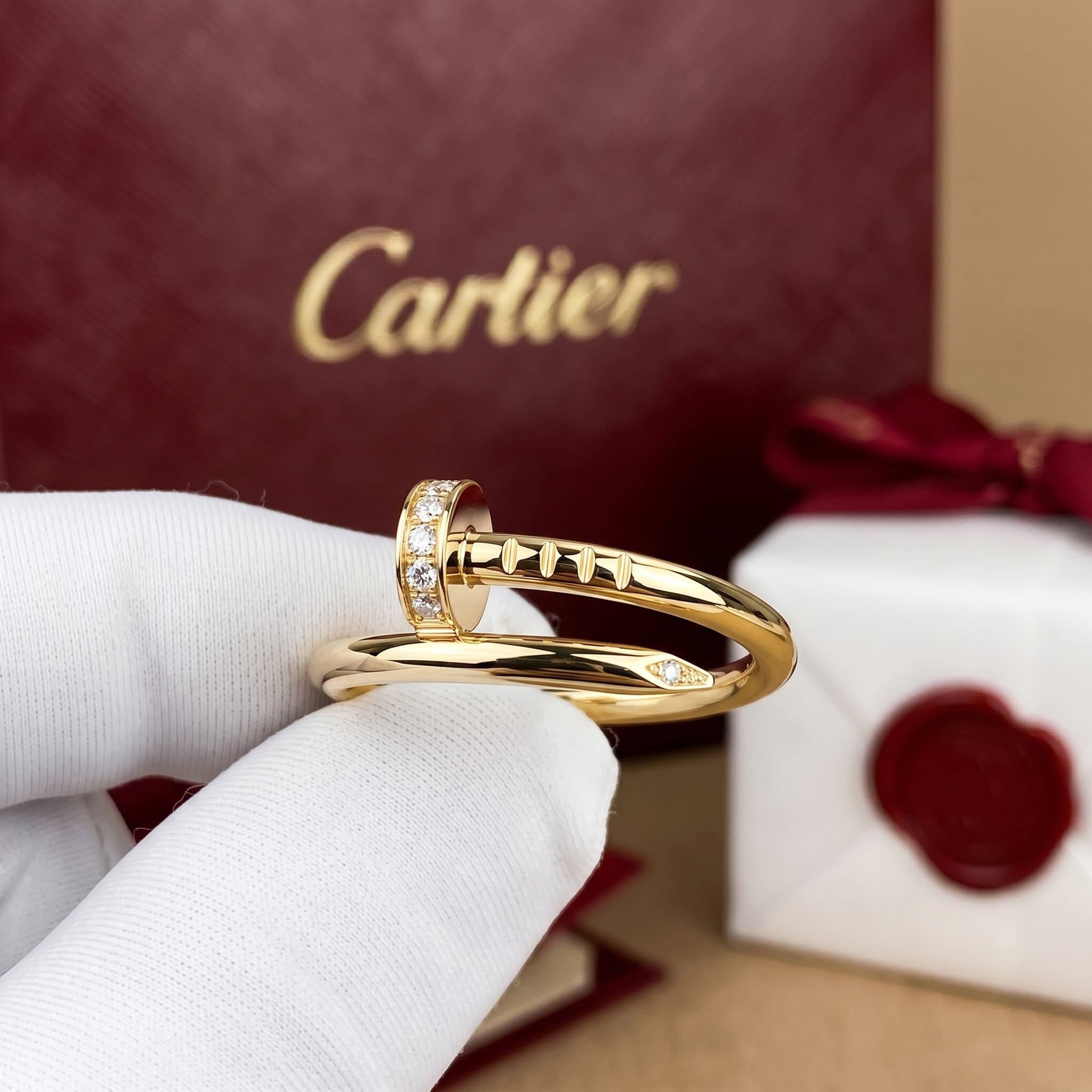 Золотое кольцо Cartier Juste un Clou (гвоздь) с бриллиантами, малая модель — фото 2