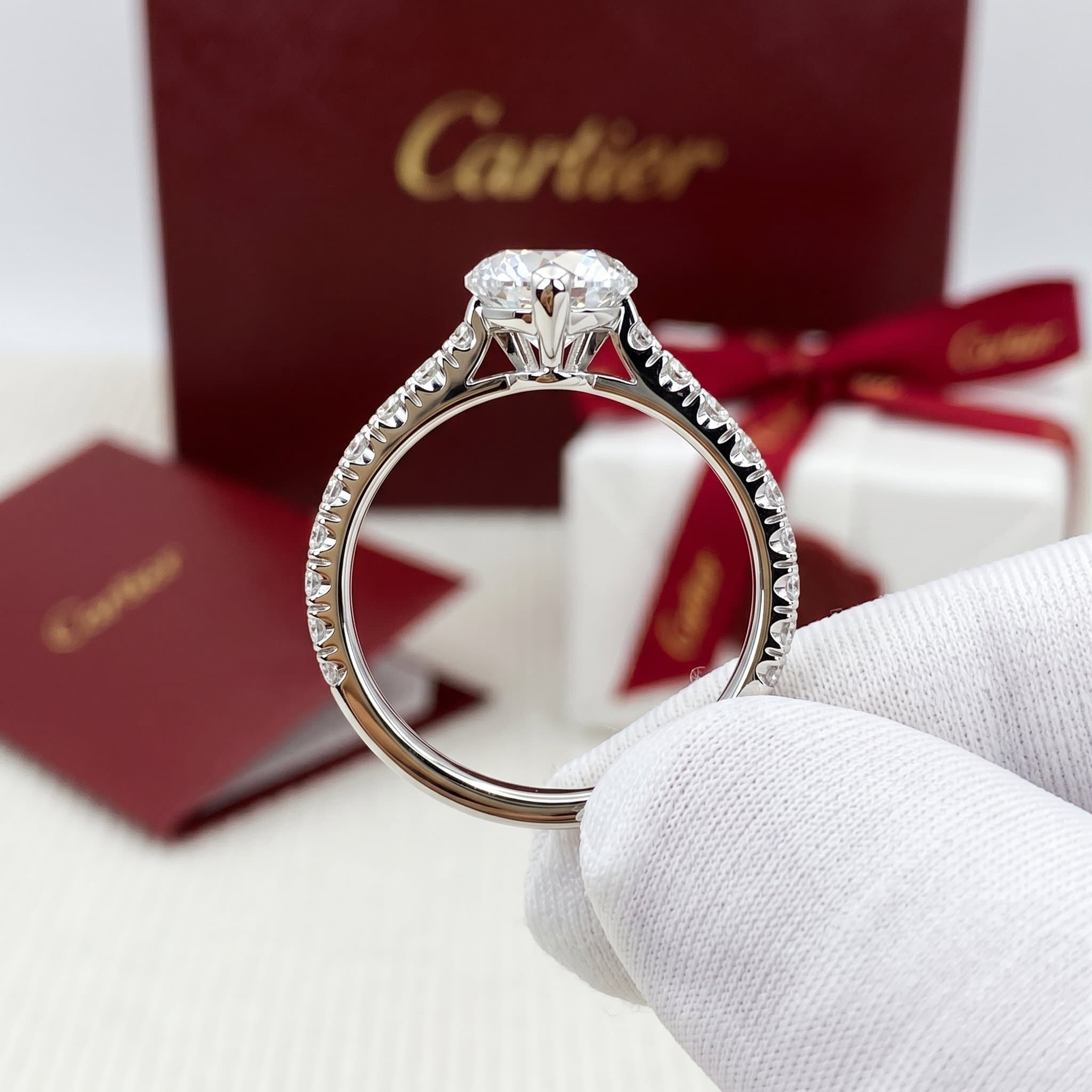 Золотое кольцо-солитер Cartier 1895 с бриллиантами, бриллиант грушевидной огранки, паве