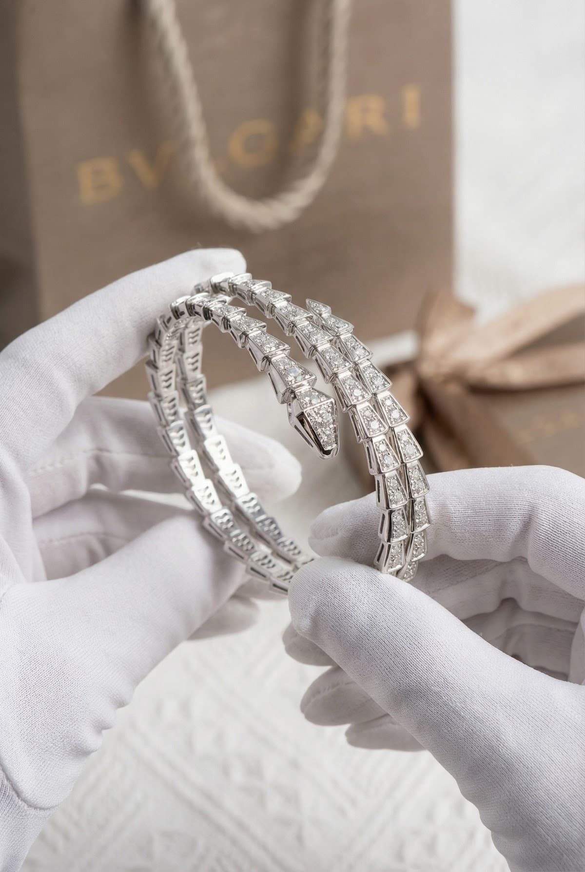 Золотой браслет с бриллиантами Bulgari Serpenti Viper