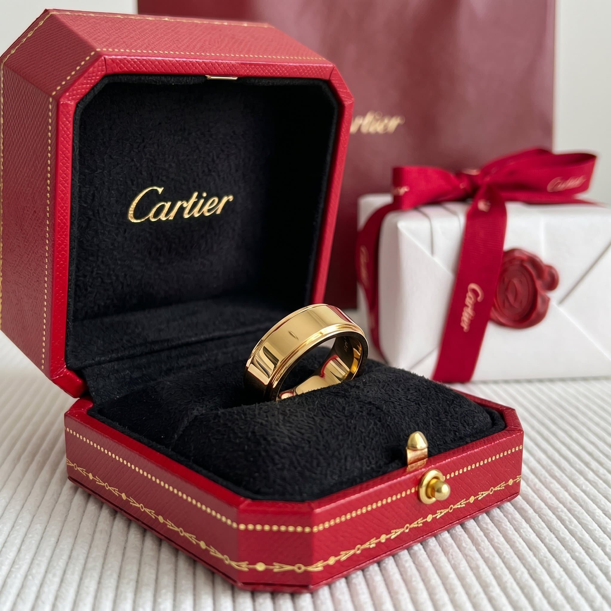 Золотое обручальное кольцо Cartier d'Amour, ширина 6 мм — фото 3