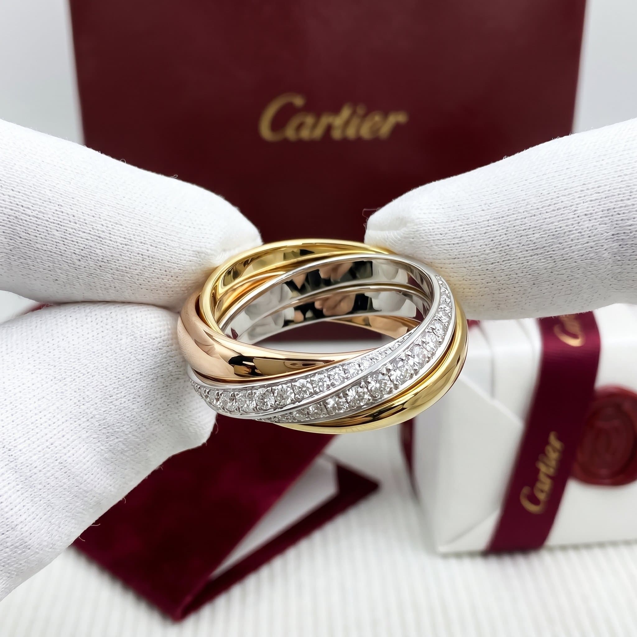 Золотое кольцо Cartier Trinity с бриллиантами, частичное паве, Жёлтое золото