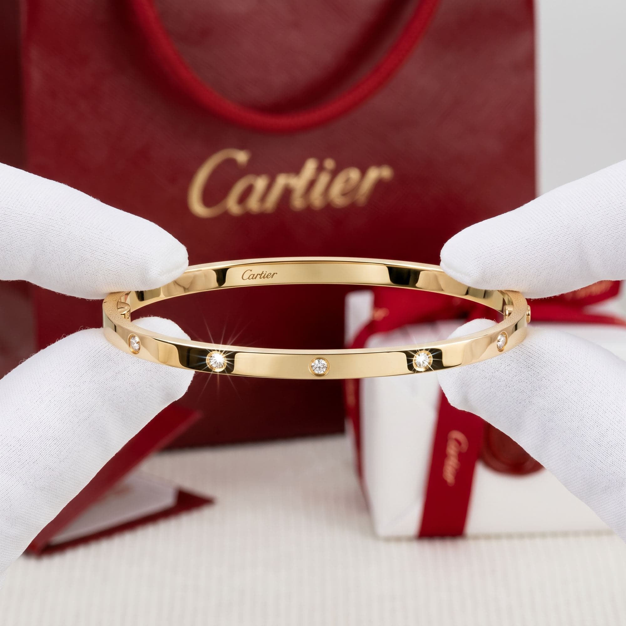 Золотой браслет Cartier Love с бриллиантами, малая модель, 10 бриллиантов — фото 2