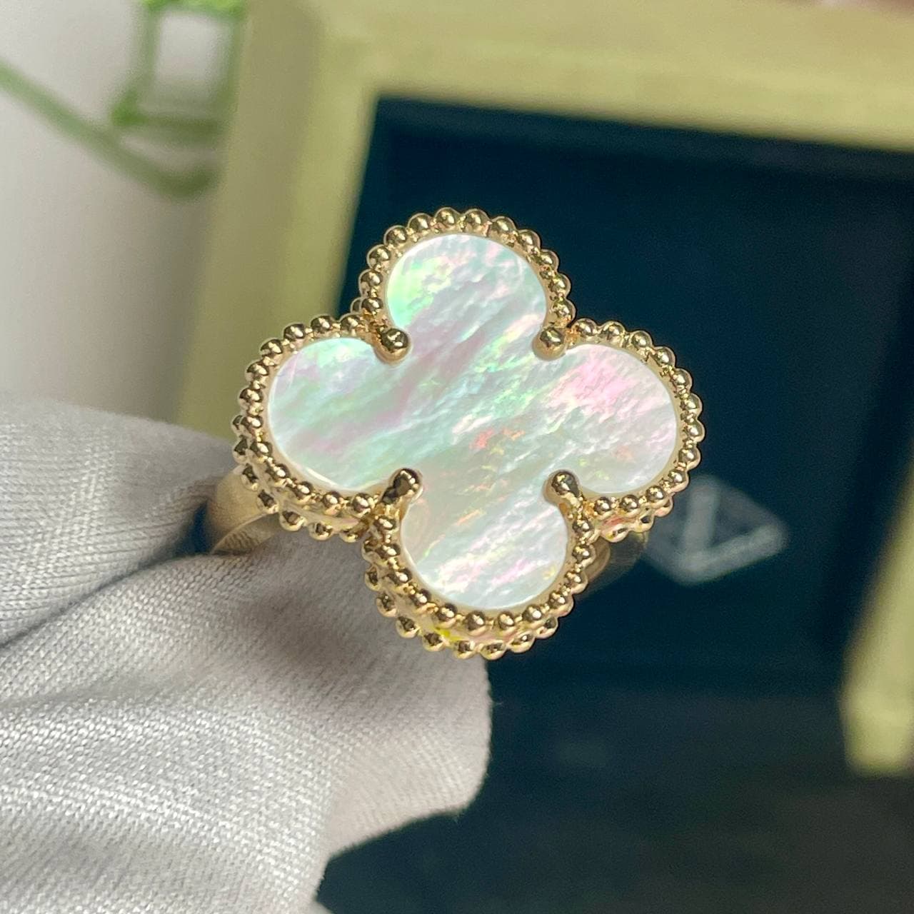 Кольцо Van Cleef мотив 2 мм (желтое золото 750) (белый перламутр)