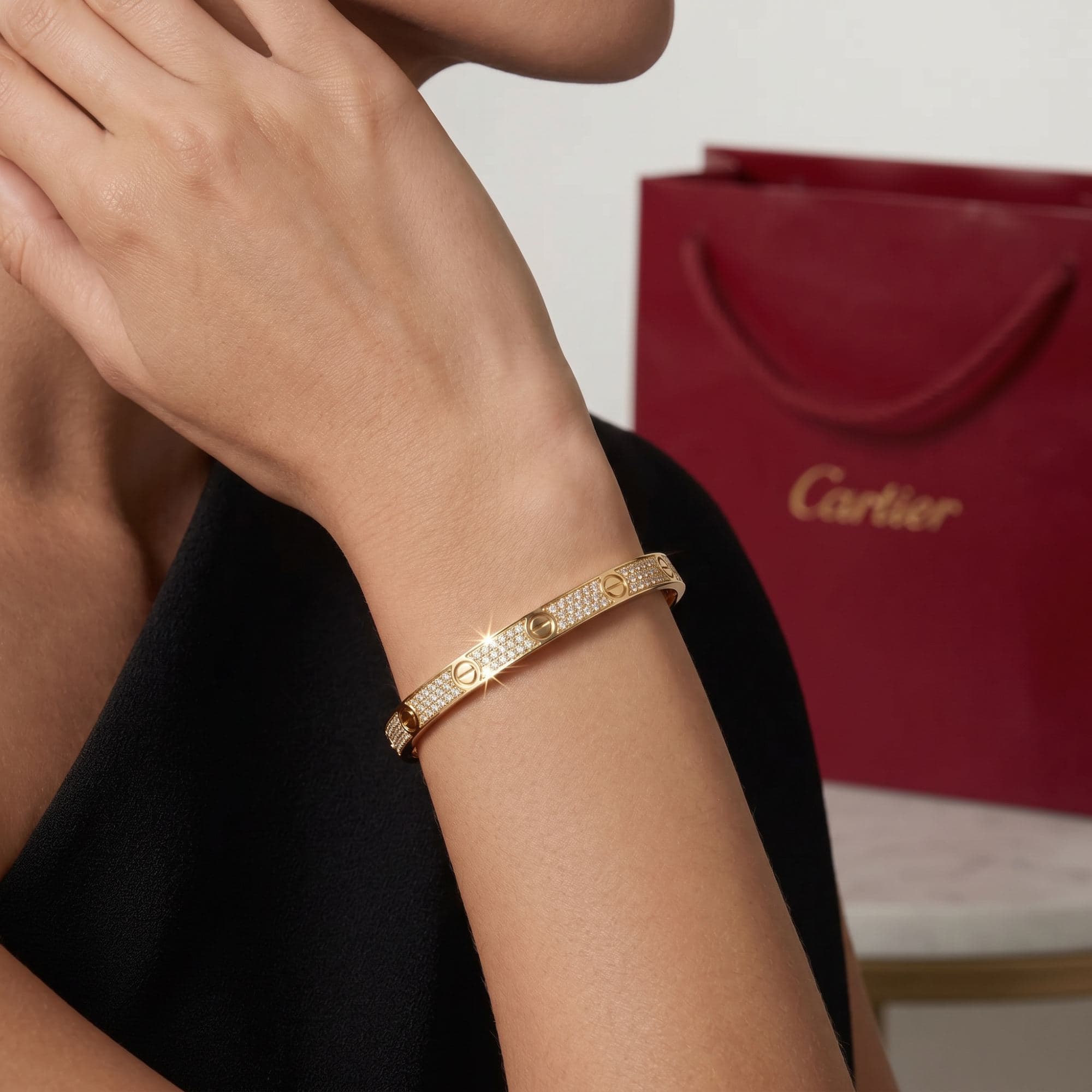 Золотой браслет Cartier Love с бриллиантами, средняя модель, паве — фото 2