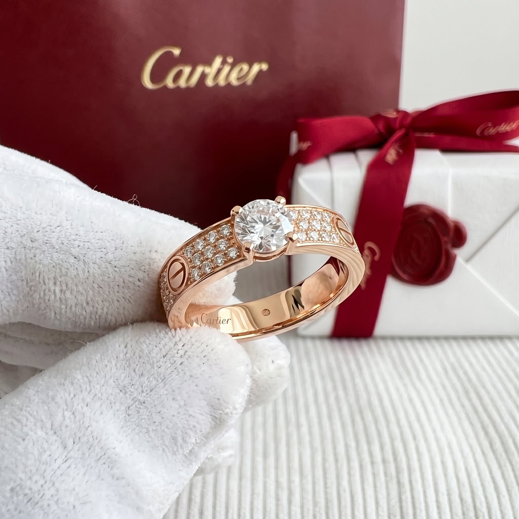 Золотое кольцо-солитер Cartier Love с бриллиантами, бриллиант круглой огранки, паве