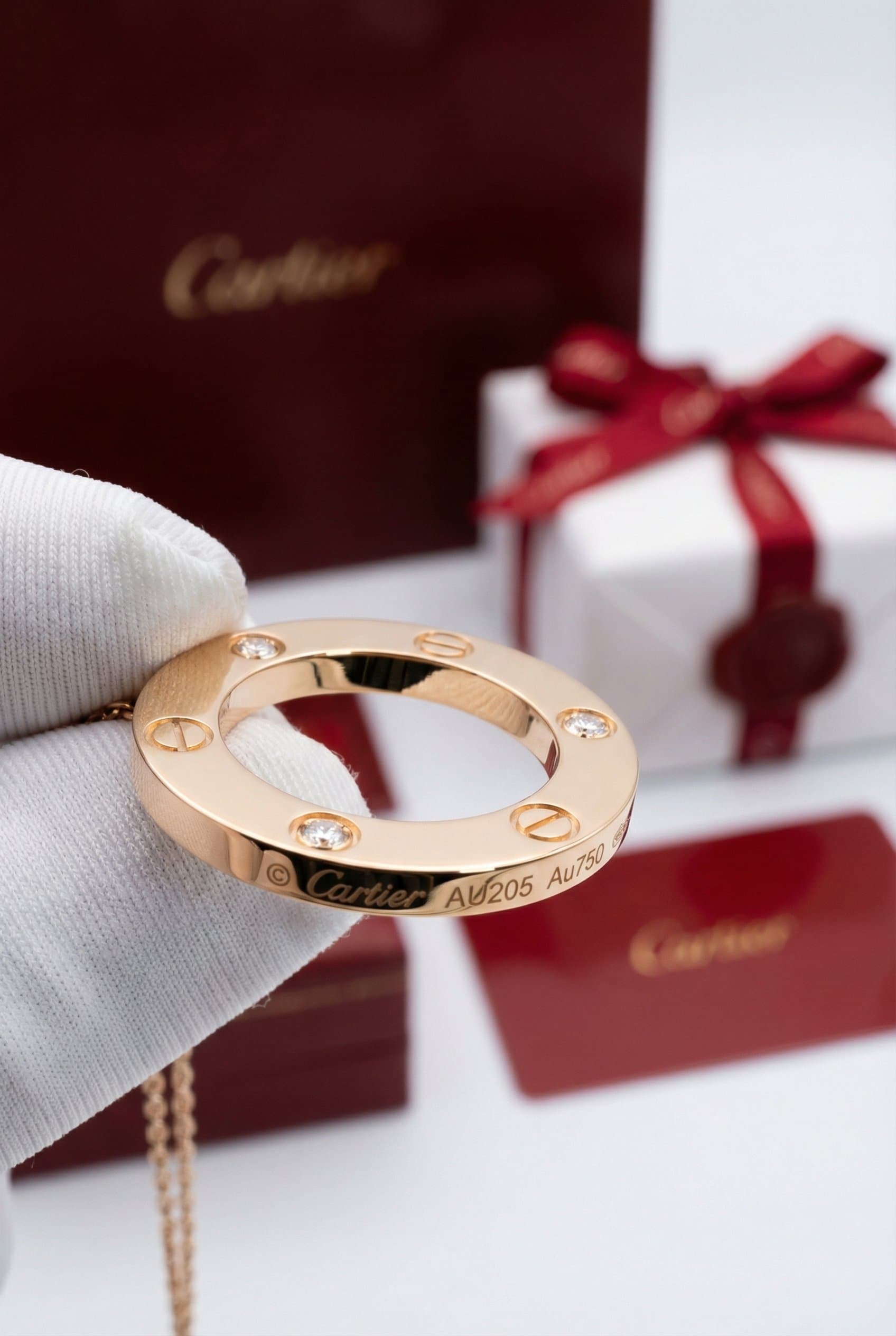 Золотая подвеска Cartier Love с бриллиантами