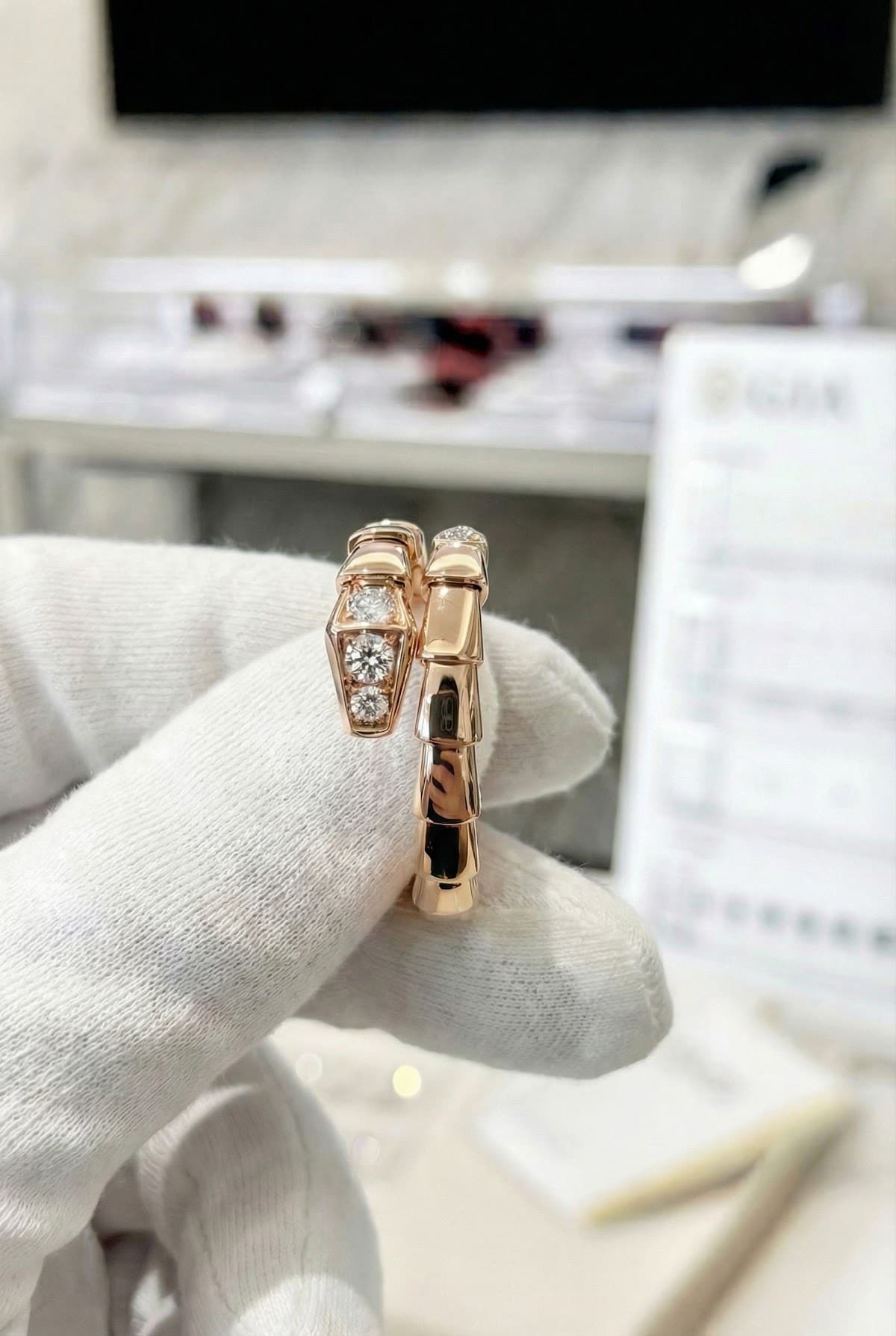 Золотое кольцо с бриллиантами Bulgari Serpenti Viper
