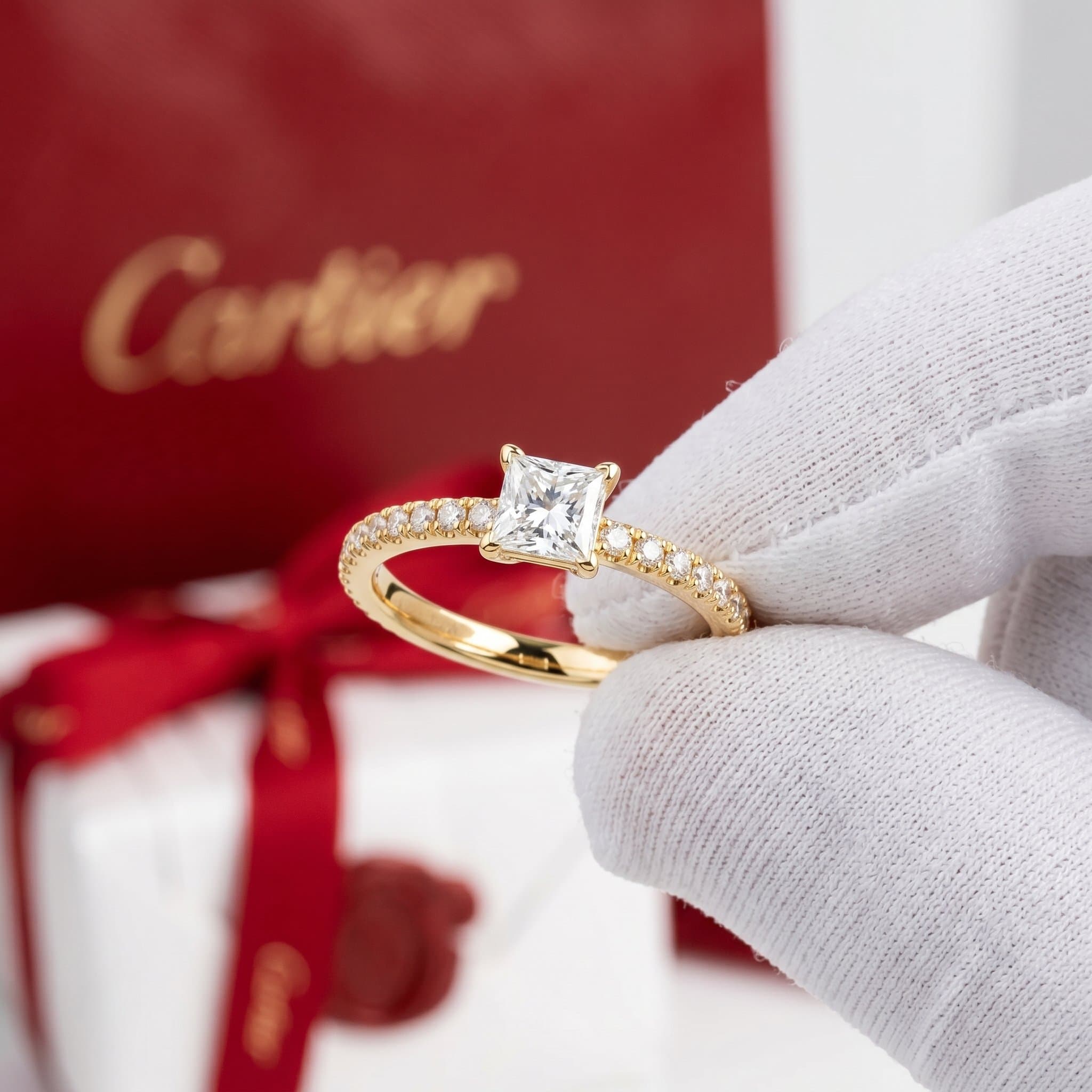Золотое кольцо Cartier Étincelle с бриллиантами, бриллиант огранки принцесса, паве — фото 4