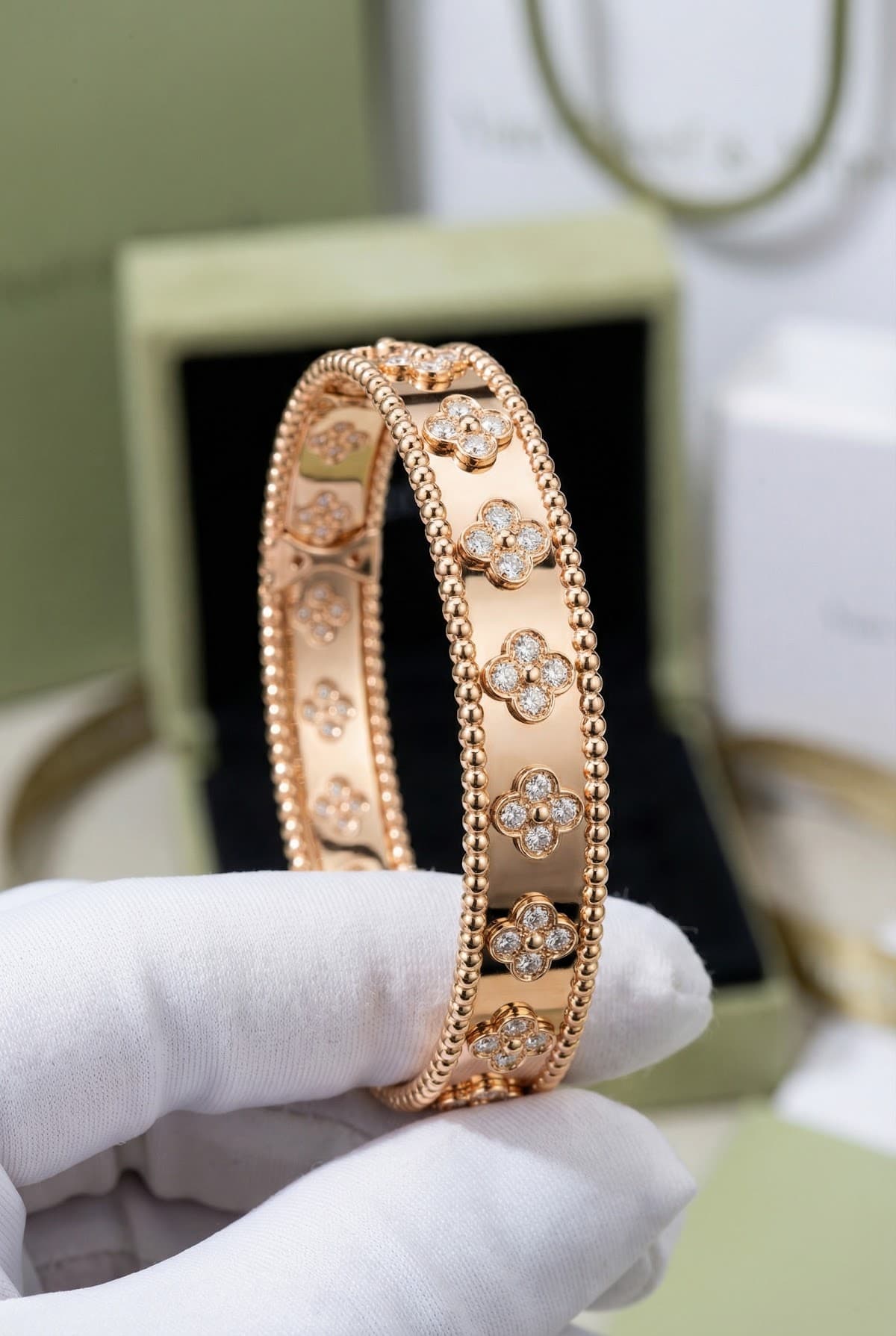 Золотой браслет с бриллиантами Van Cleef Perlée Clovers
