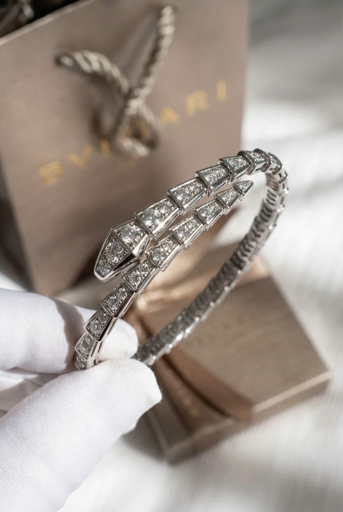 Золотой браслет с бриллиантами Bulgari Serpenti Viper