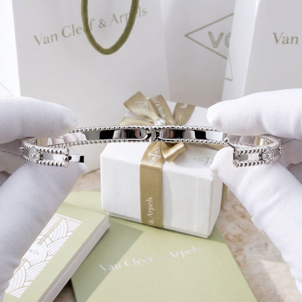 Браслет Van Cleef & Arpels Perlée sweet clovers, extra small model — фото 6