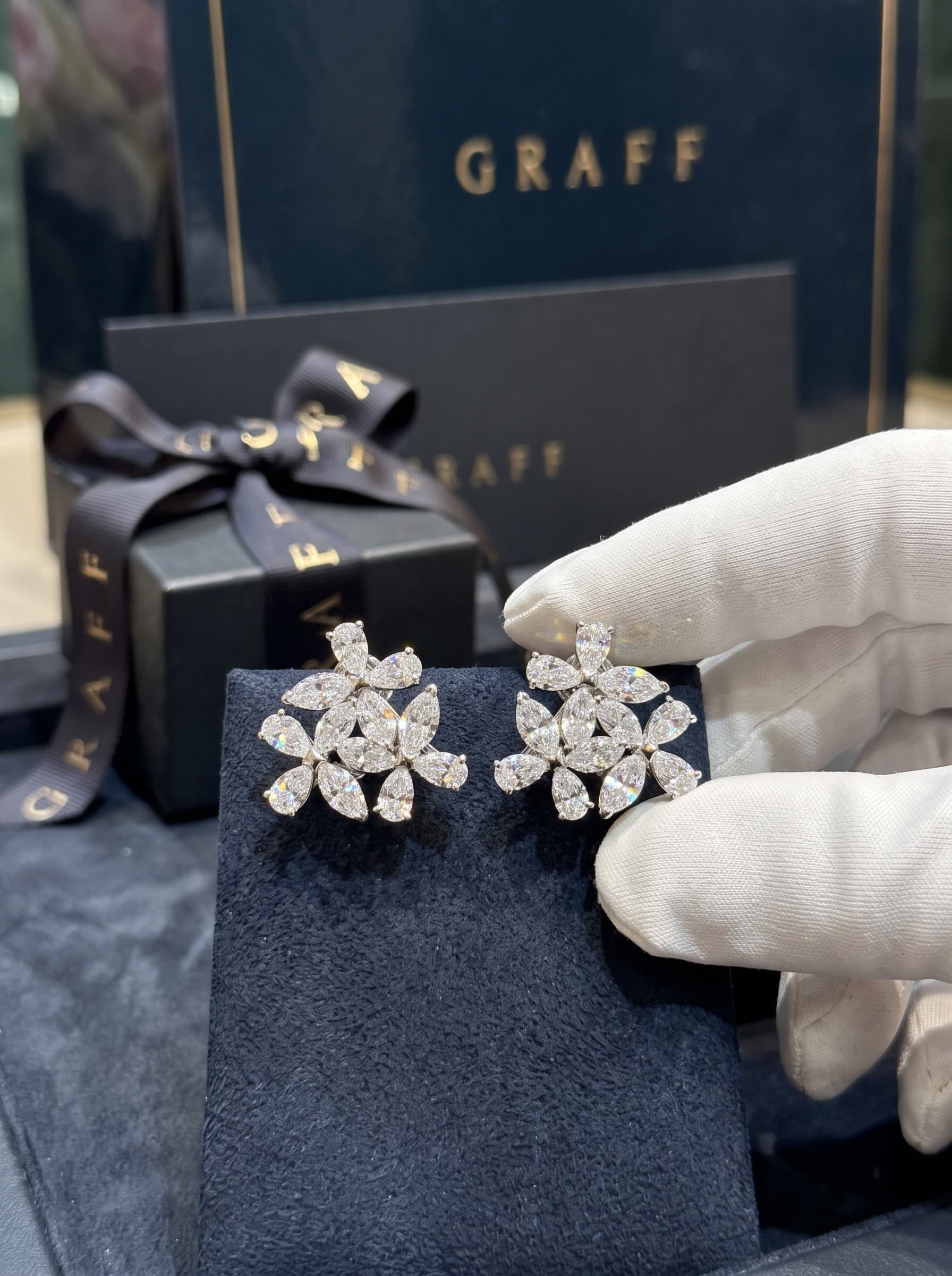Graff Золотые серьги Graff Triple Classic Butterfly с бриллиантами огранки груша и маркиз
