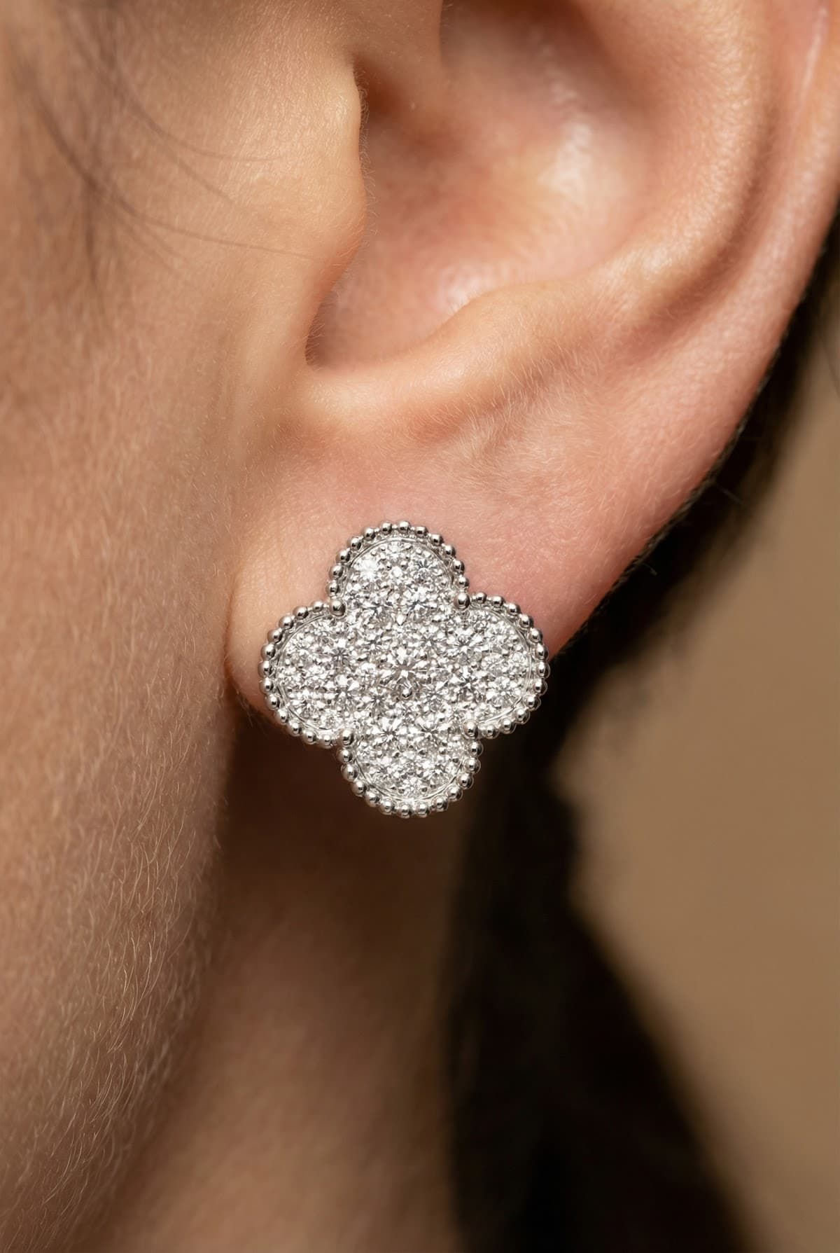Van Cleef & Arpels Золотые серьги с бриллиантами Van Cleef Magic Alhambra