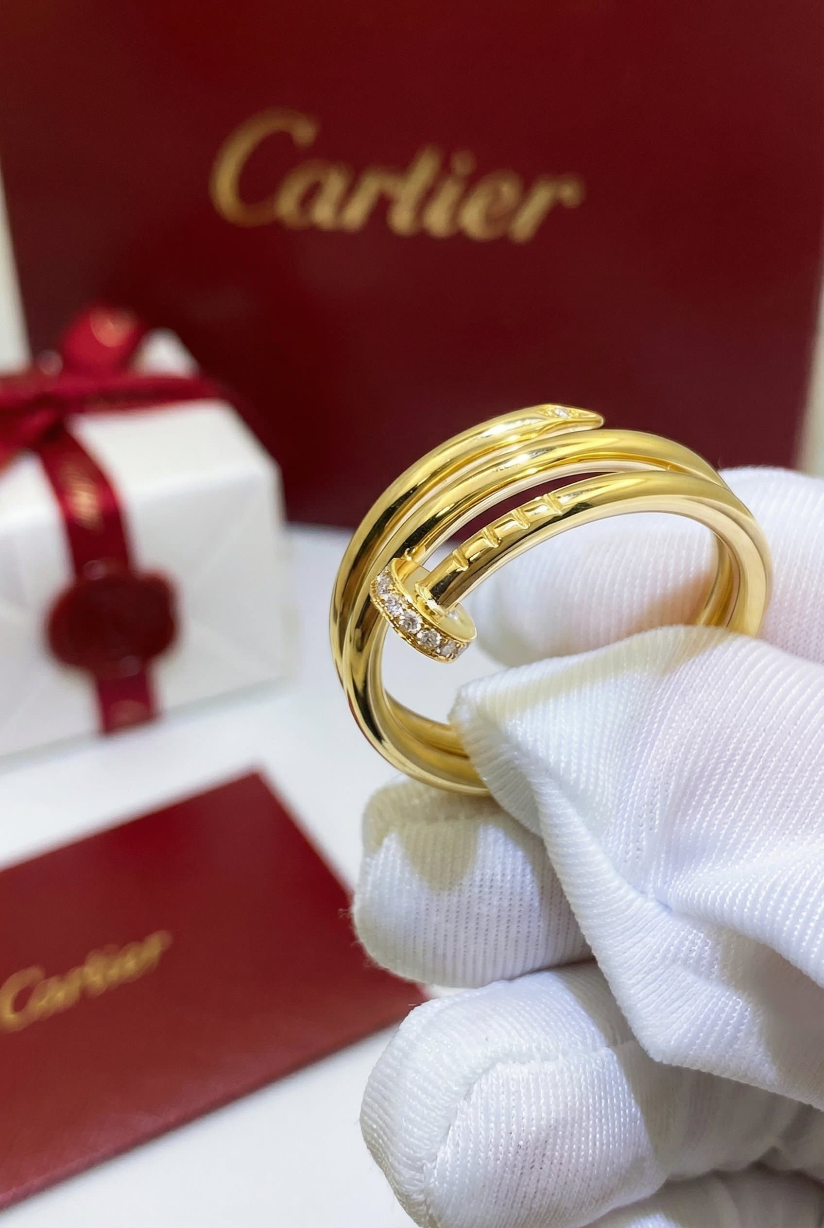 Золотое кольцо Cartier Juste un Clou с бриллиантами