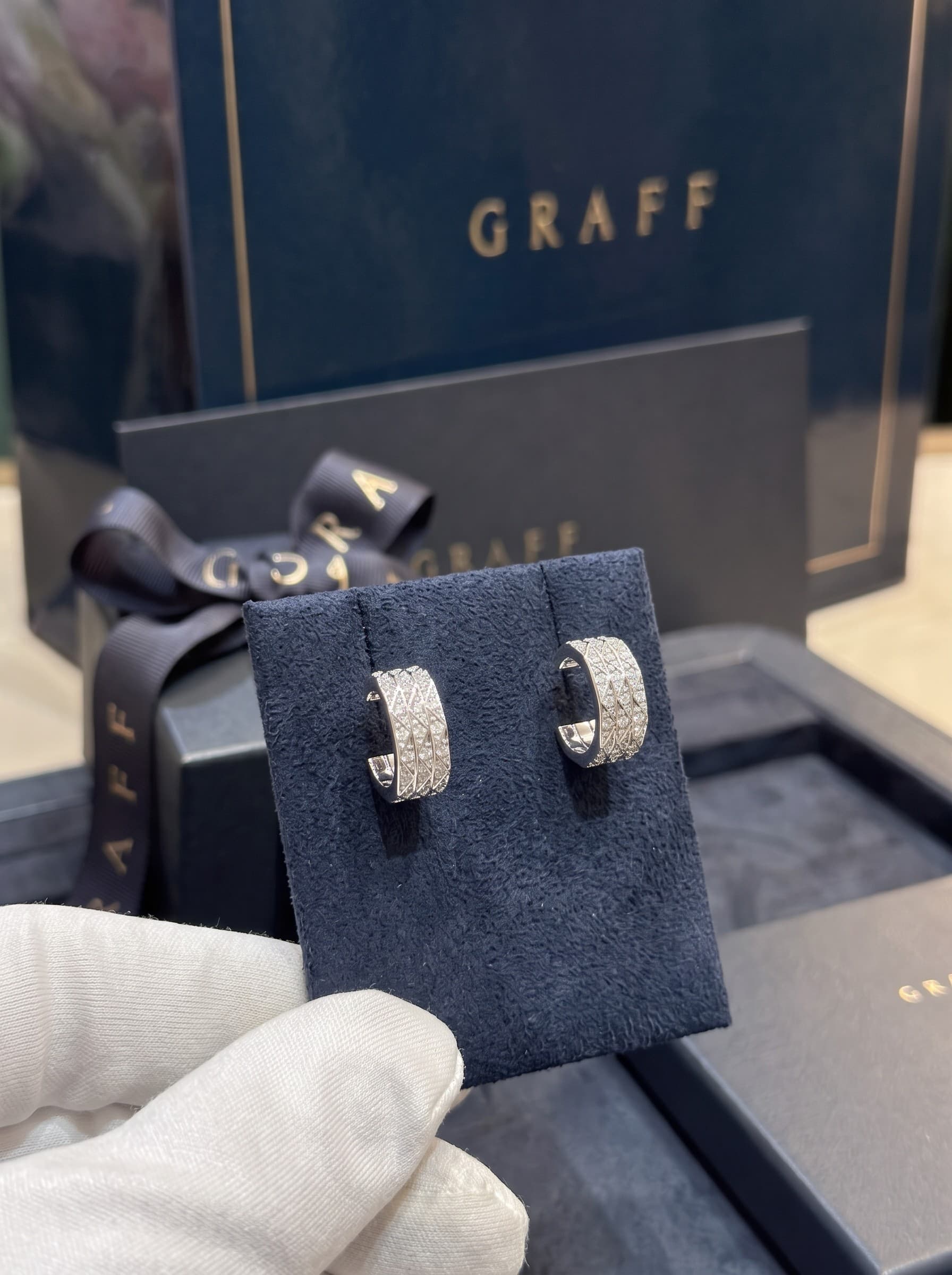Graff Золотые серьги-кольца Laurence Graff Signature с бриллиантами паве