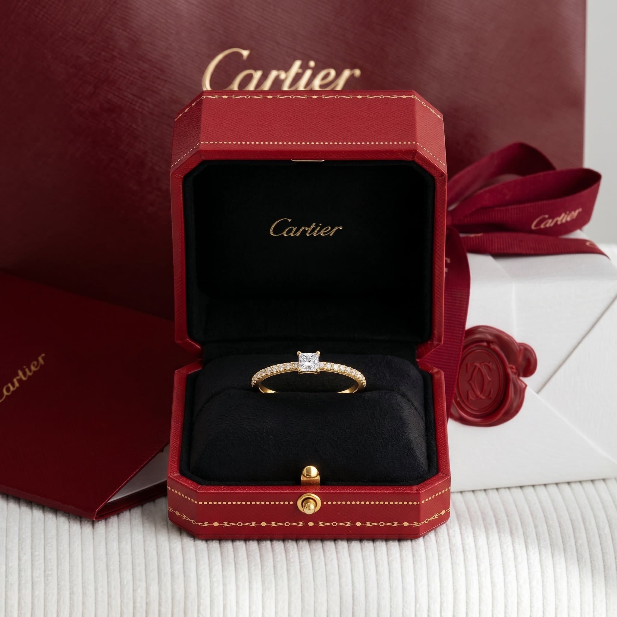 Золотое кольцо Cartier Étincelle с бриллиантами, бриллиант огранки принцесса, паве — фото 5
