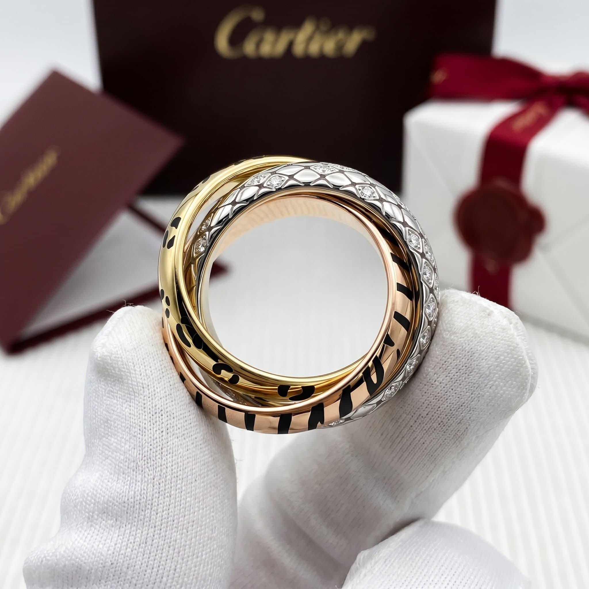 Золотое кольцо Cartier Trinity с бриллиантами, эмаль, частичное паве — фото 2