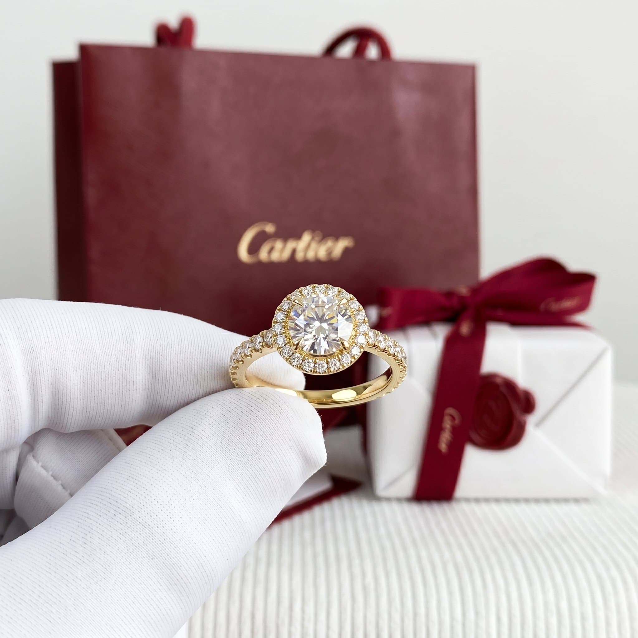 Золотое кольцо-солитер Cartier Destinée с бриллиантами, бриллиант круглой огранки, паве