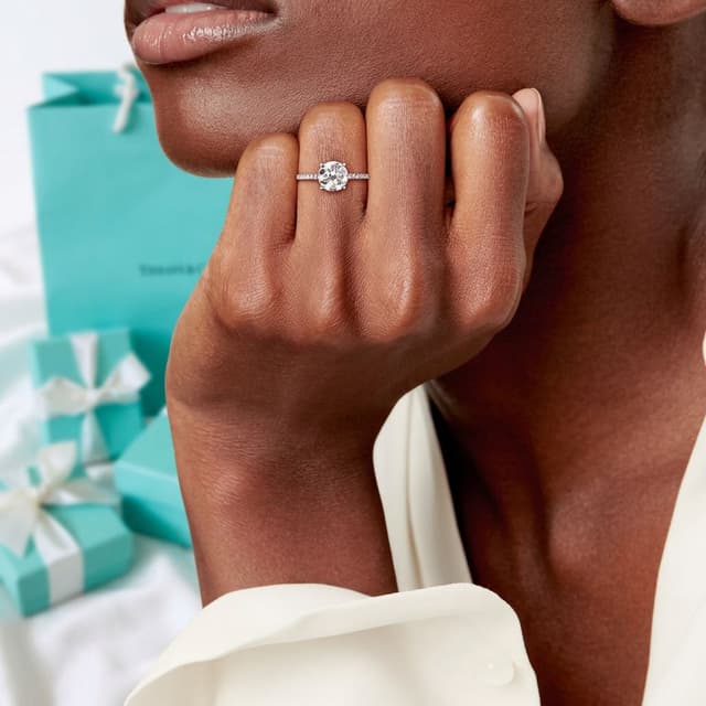 Tiffany & Co. Кольцо Tiffany True с круглым бриллиантом и платиновой дорожкой из бриллиантов, фото 3
