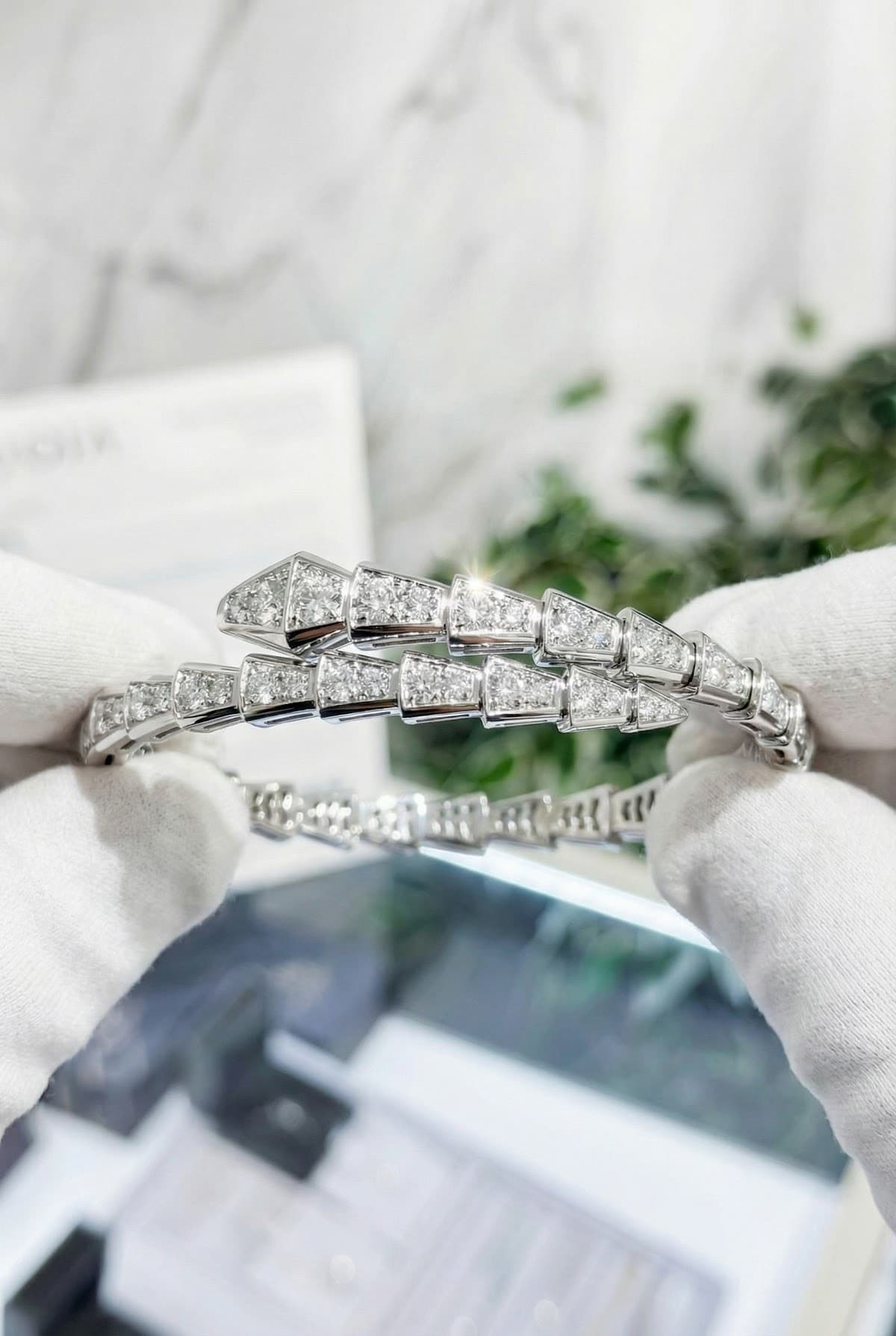 Золотой браслет Bulgari Serpenti с бриллиантами