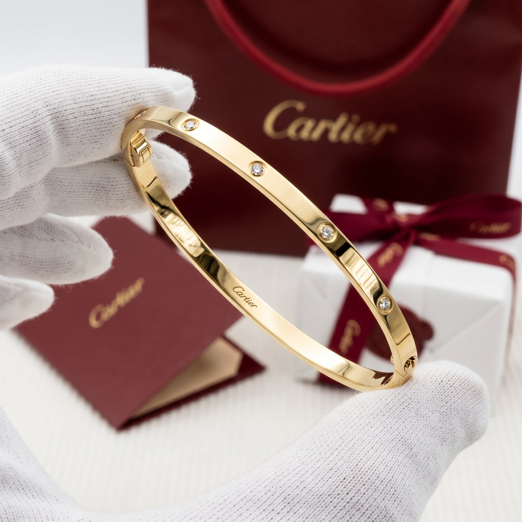 Золотой браслет Cartier Love с бриллиантами, малая модель, 10 бриллиантов — фото 3