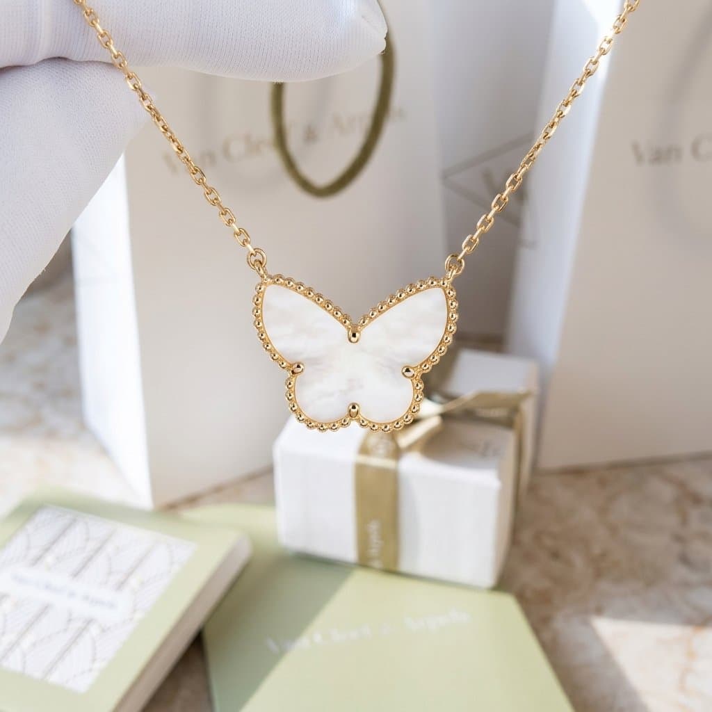 Кулон Van Cleef & Arpels Lucky Alhambra, белый перламутр, Жёлтое золото