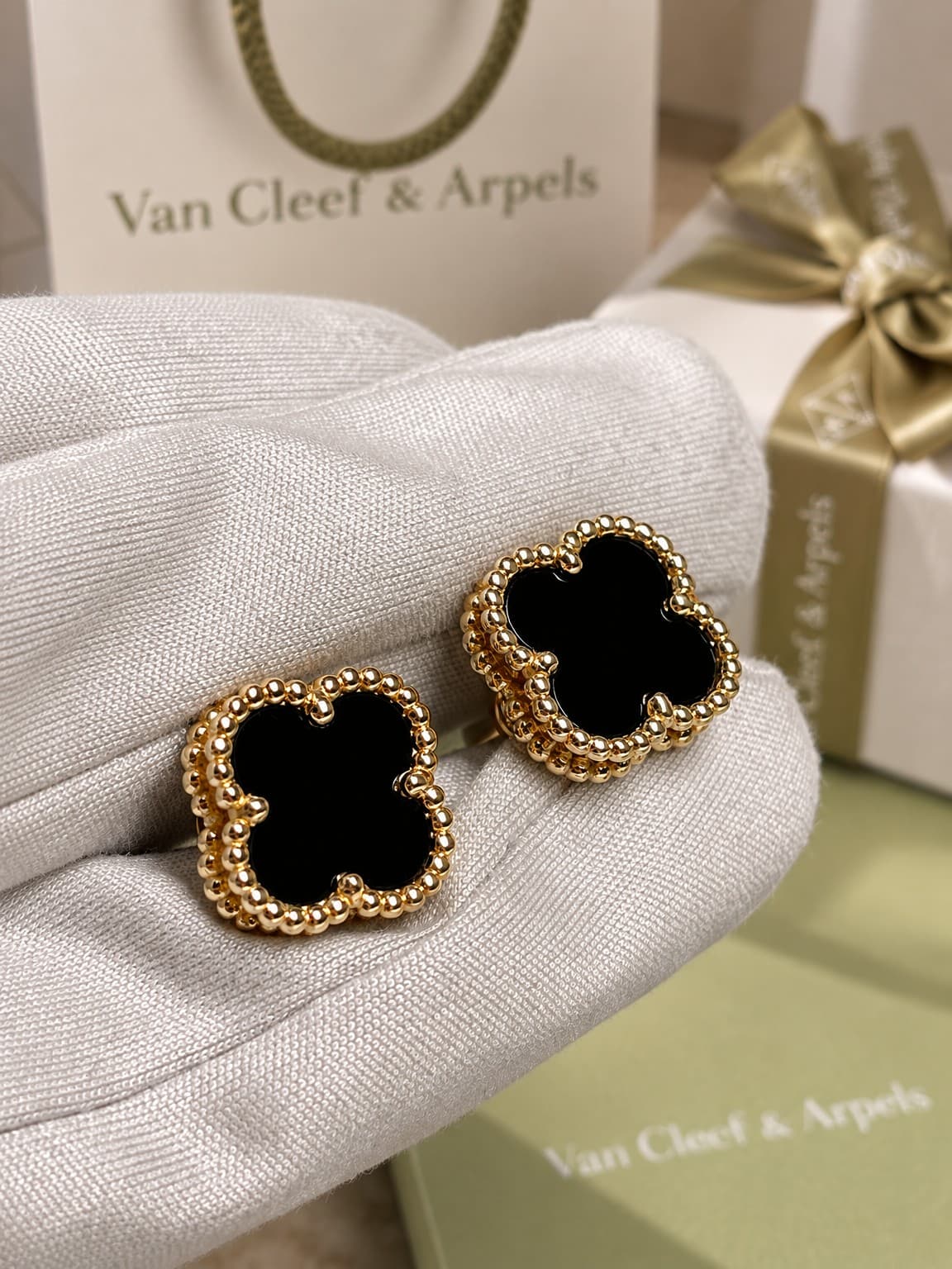 Van Cleef & Arpels Серьги пусеты Van Cleef с ониксом